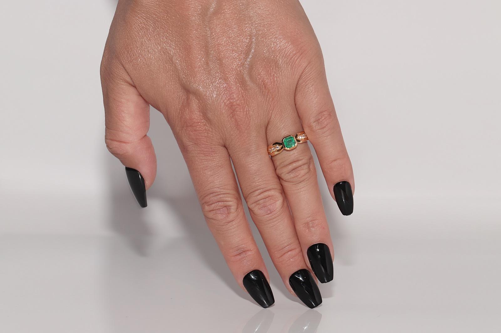 Vintage Circa 1980s 18k Gold Natural Diamond And Square Cut Emerald Ring For Sale 7