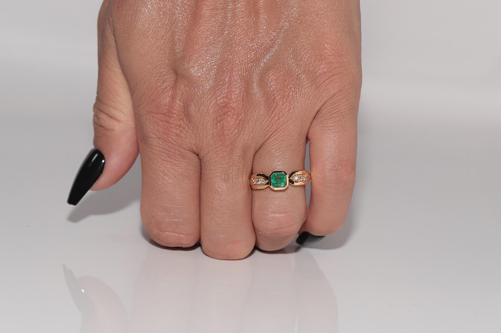 Vintage Circa 1980s 18k Gold Natural Diamond And Square Cut Emerald Ring For Sale 8