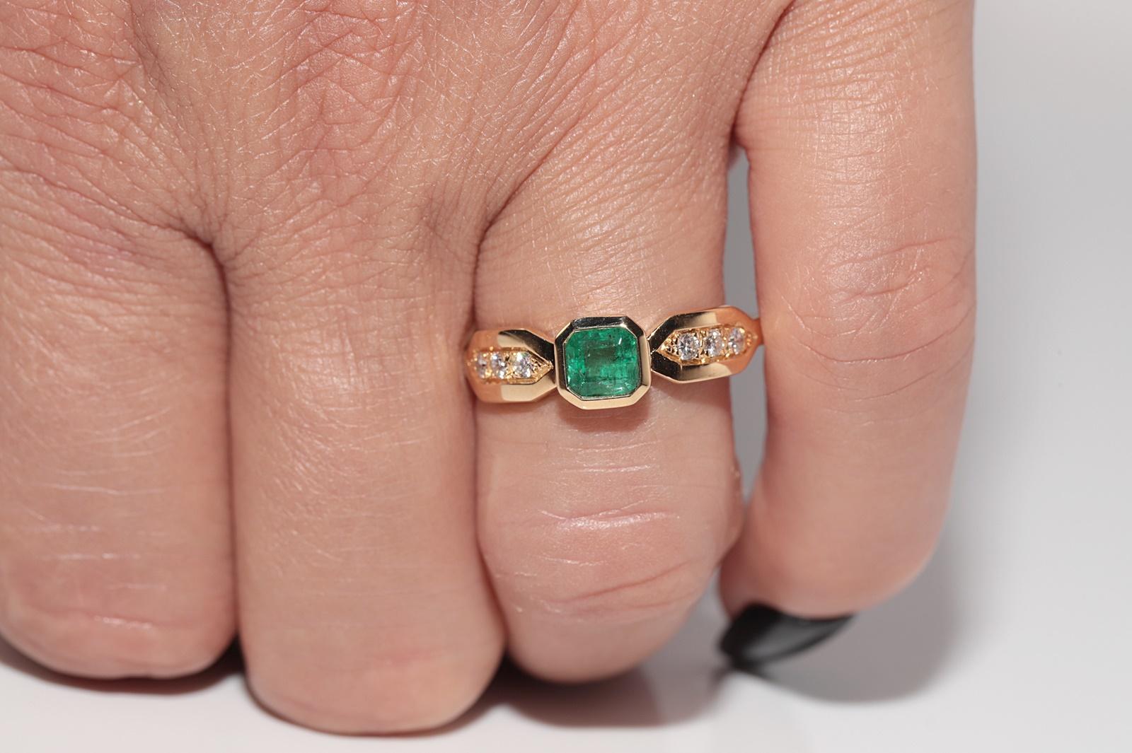Vintage Circa 1980s 18k Gold Natural Diamond And Square Cut Emerald Ring For Sale 9