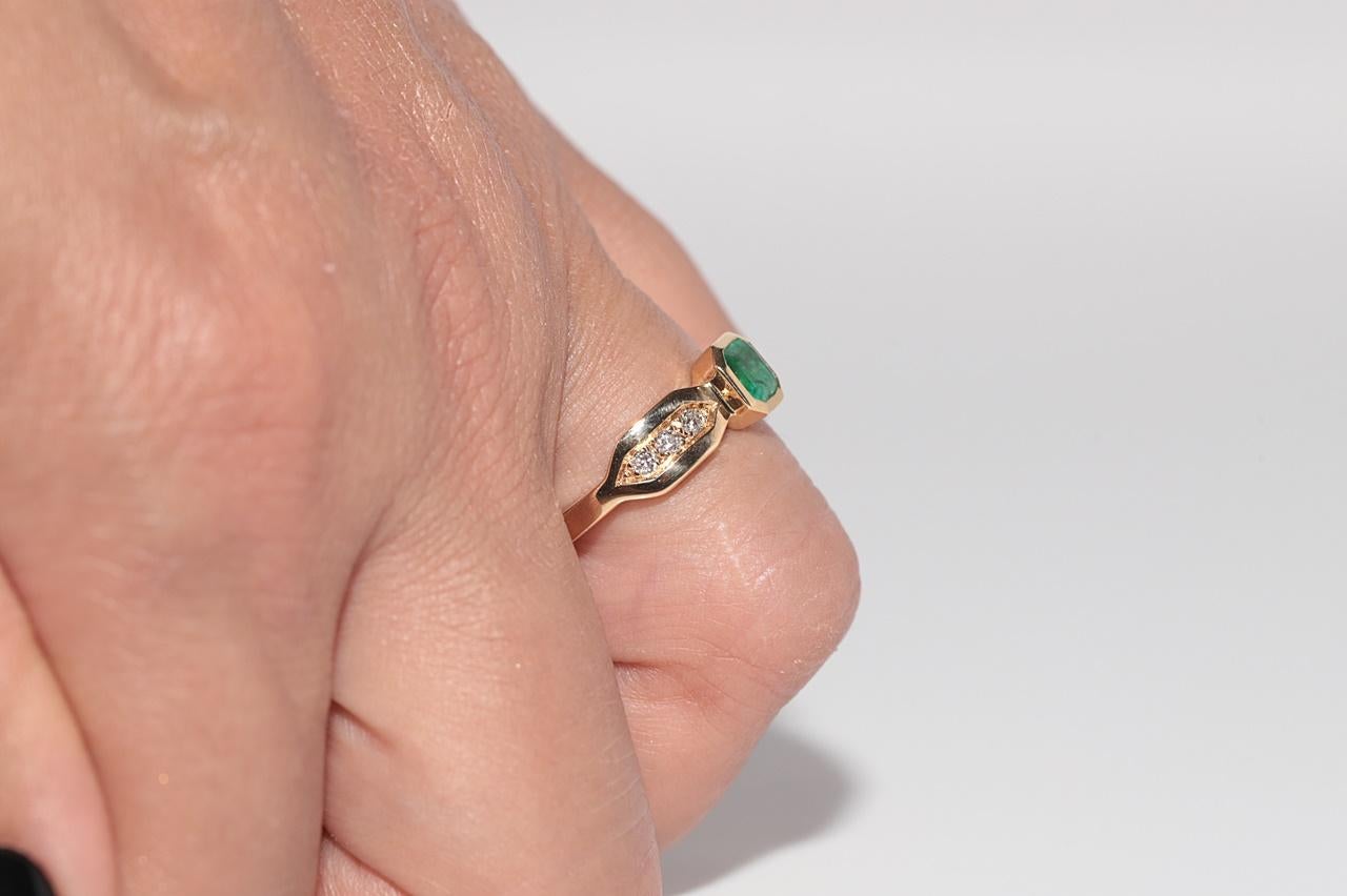 Vintage Circa 1980s 18k Gold Natural Diamond And Square Cut Emerald Ring For Sale 10