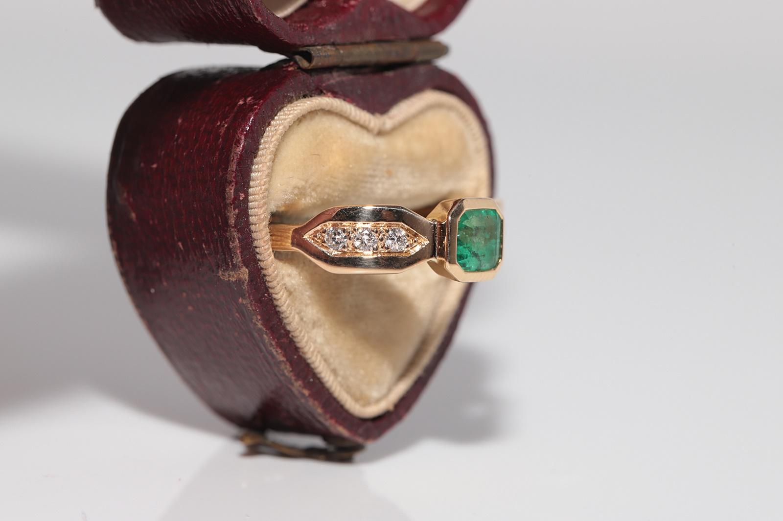 Artisan Vintage Circa 1980s 18k Gold Natural Diamond And Square Cut Emerald Ring For Sale