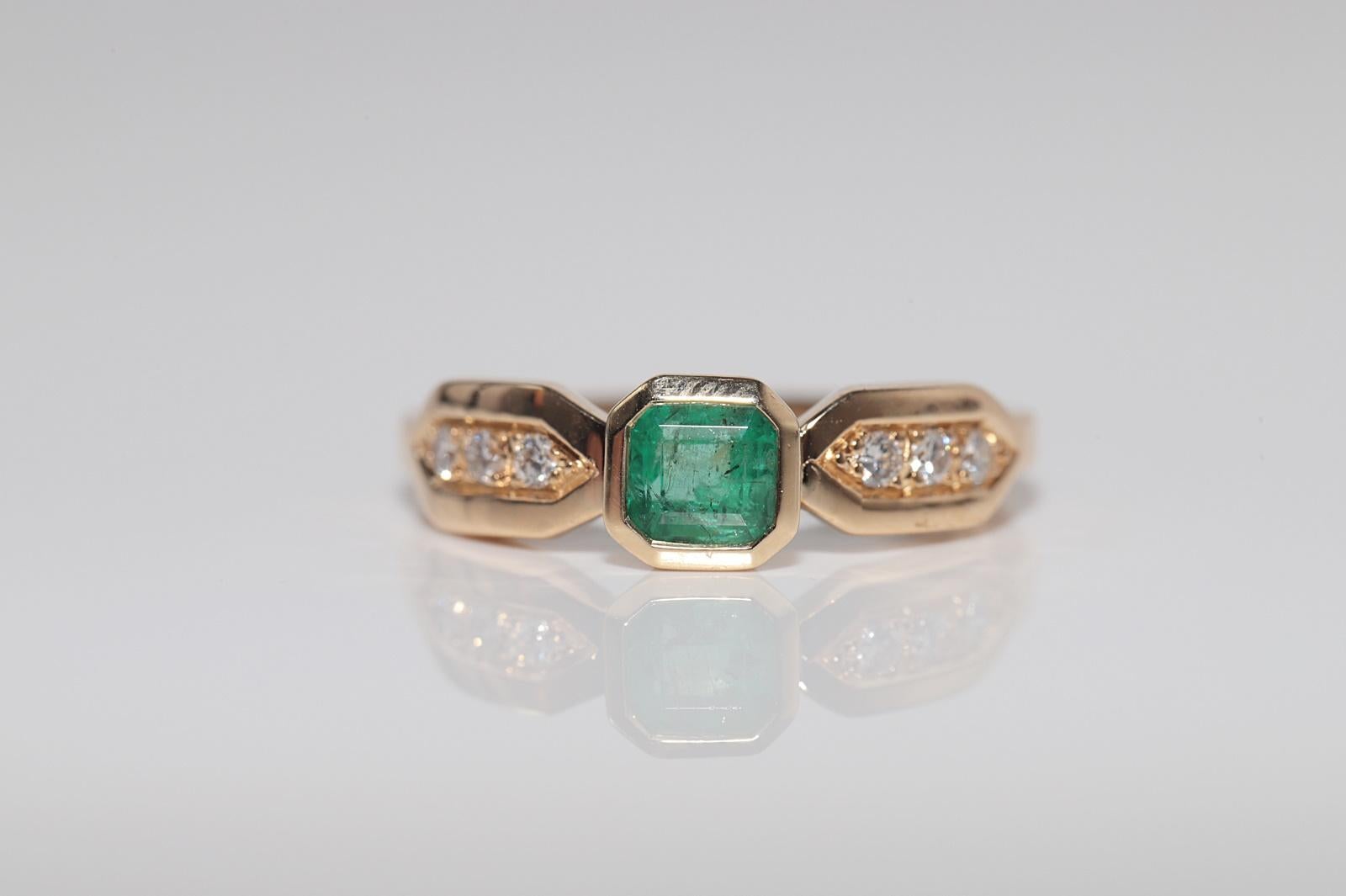 Brilliant Cut Vintage Circa 1980s 18k Gold Natural Diamond And Square Cut Emerald Ring For Sale