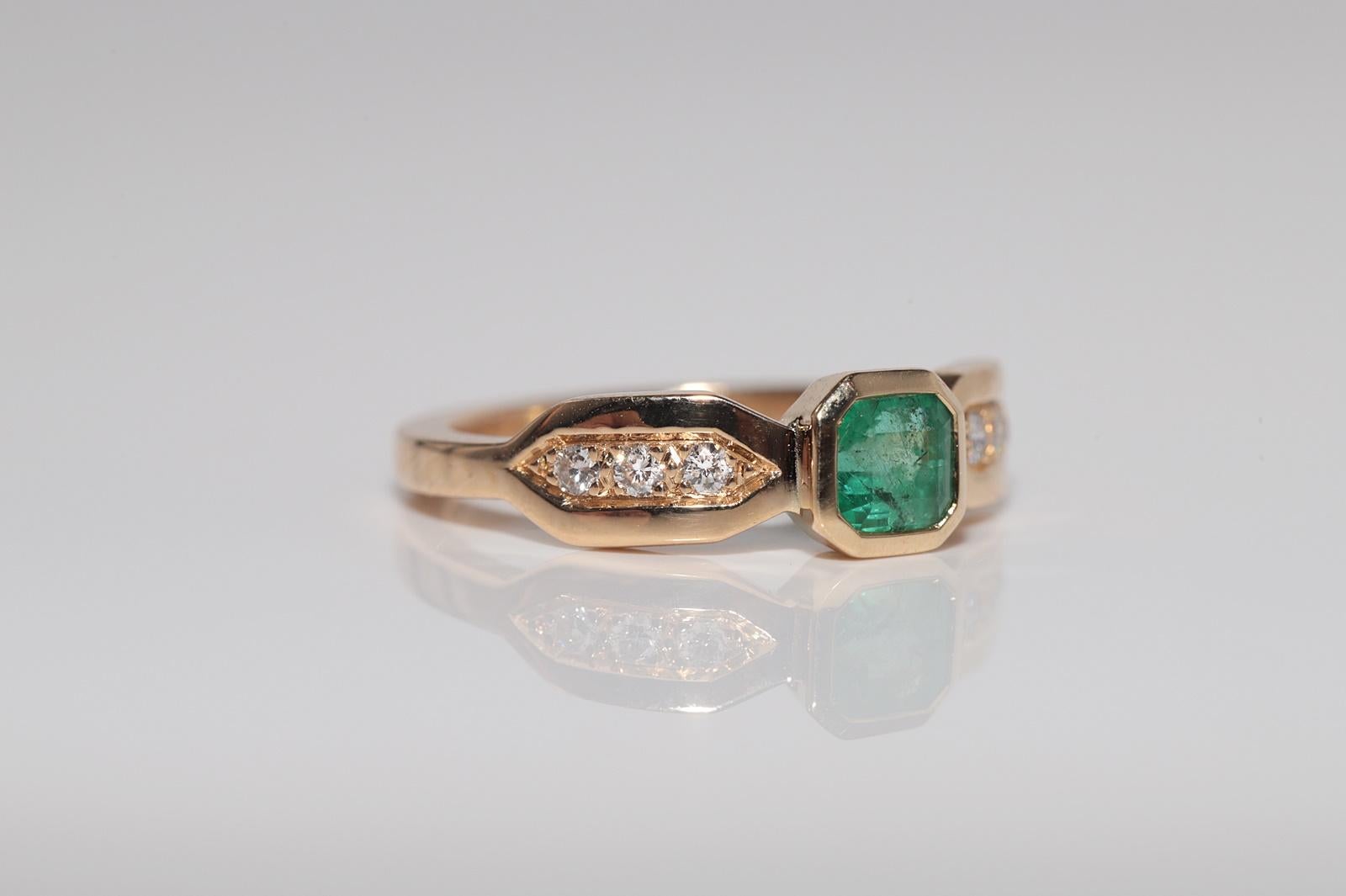 Vintage Circa 1980s 18k Gold Natural Diamond And Square Cut Emerald Ring In Good Condition For Sale In Fatih/İstanbul, 34