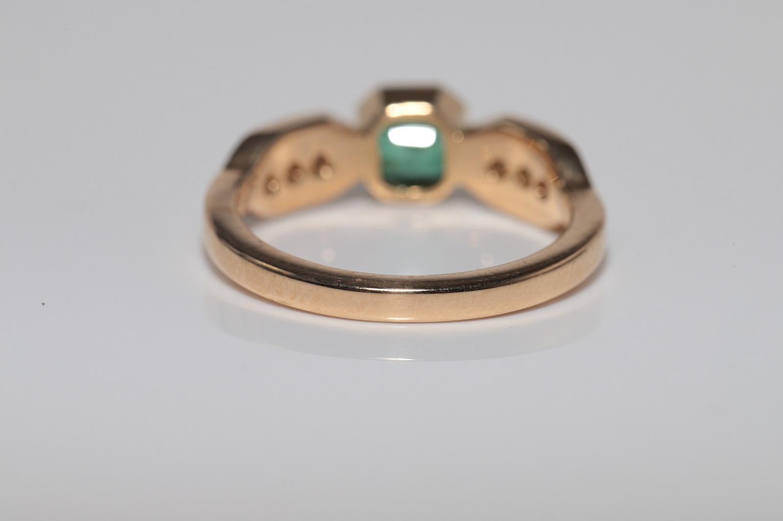 Vintage Circa 1980s 18k Gold Natural Diamond And Square Cut Emerald Ring For Sale 2