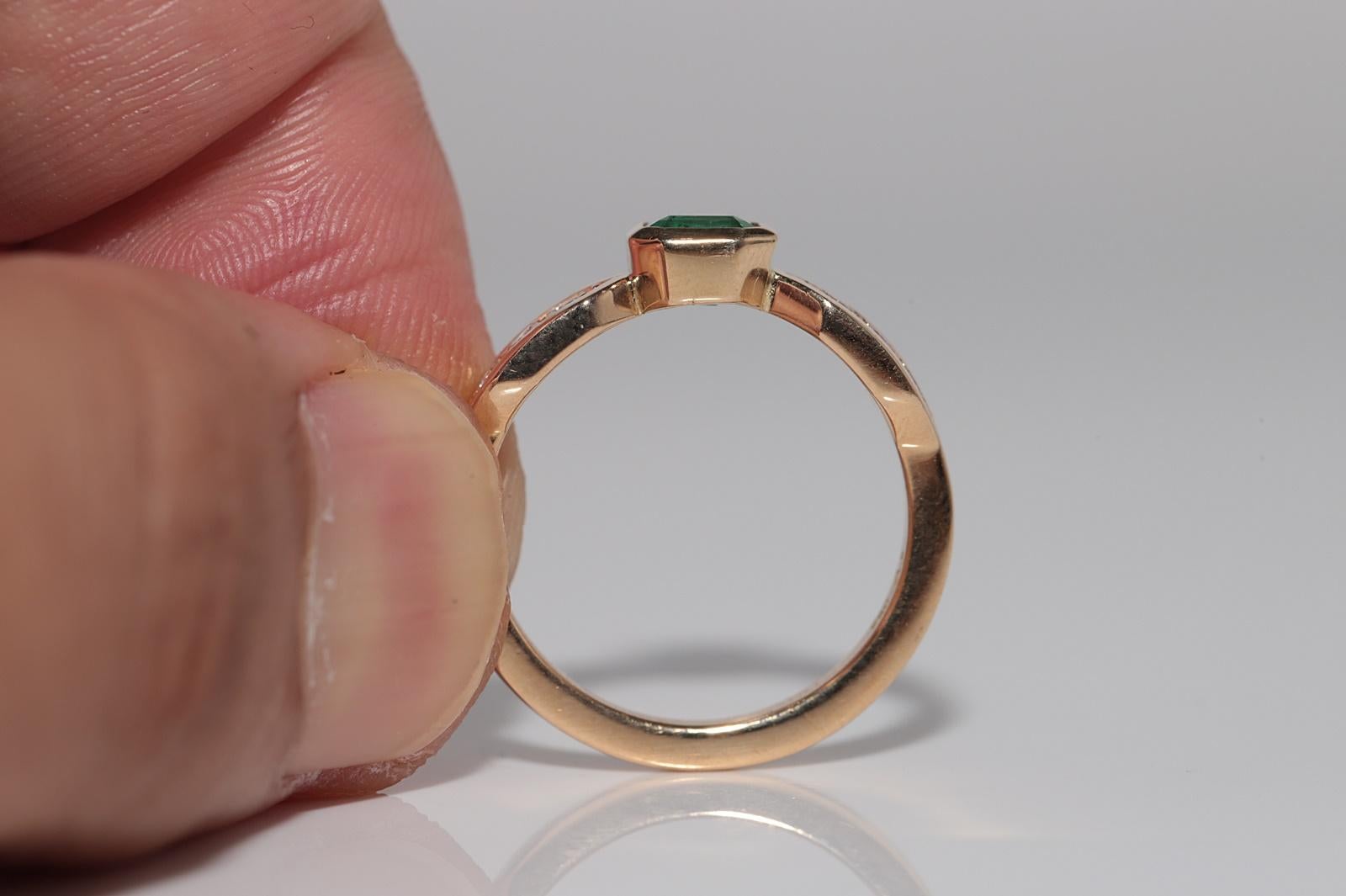 Vintage Circa 1980s 18k Gold Natural Diamond And Square Cut Emerald Ring For Sale 3
