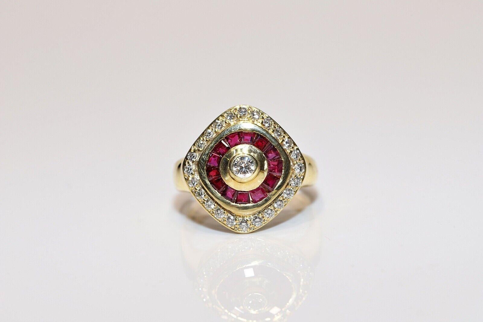 Vintage Circa 1980s 18k Gold Natural Diamond Caliber Ruby Decorated Ring In Good Condition For Sale In Fatih/İstanbul, 34