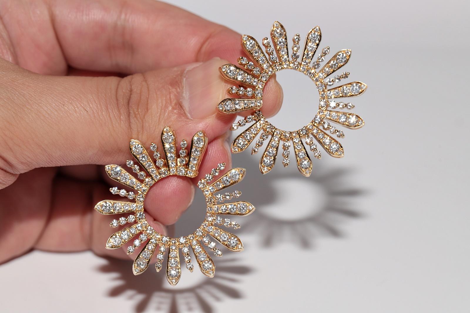 Vintage Circa 1980s 18k Gold Natural Diamond Decorated Amazing Earring For Sale 4