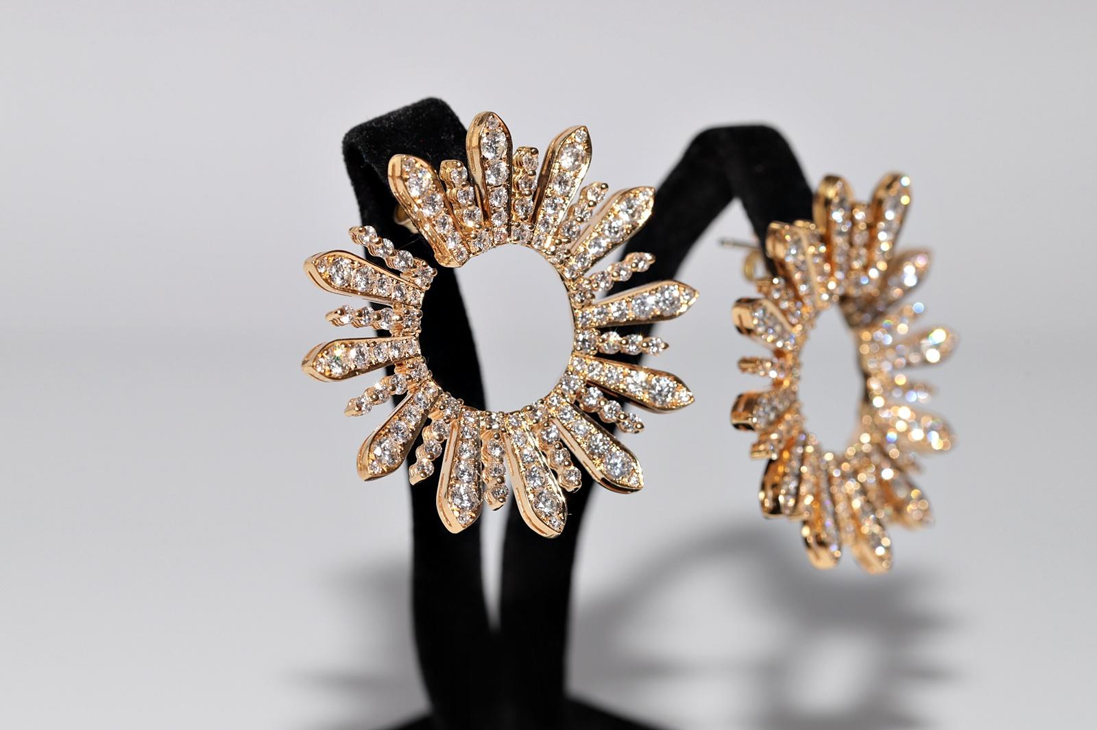 Retro Vintage Circa 1980s 18k Gold Natural Diamond Decorated Amazing Earring For Sale