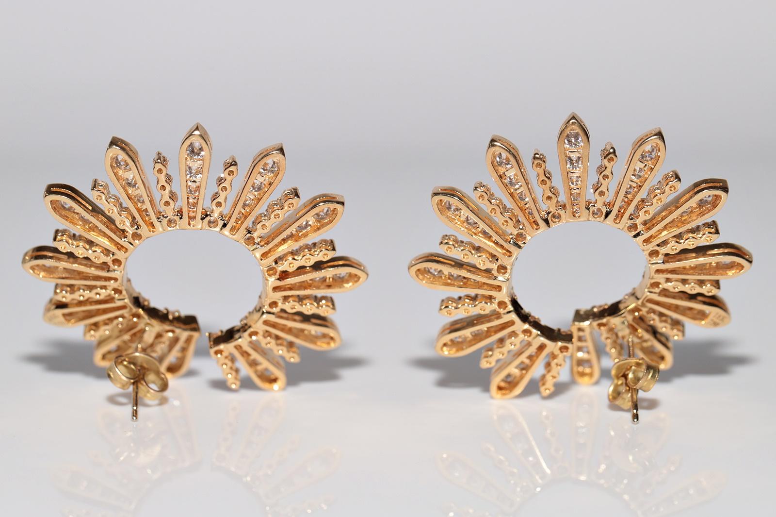 Vintage Circa 1980s 18k Gold Natural Diamond Decorated Amazing Earring For Sale 2