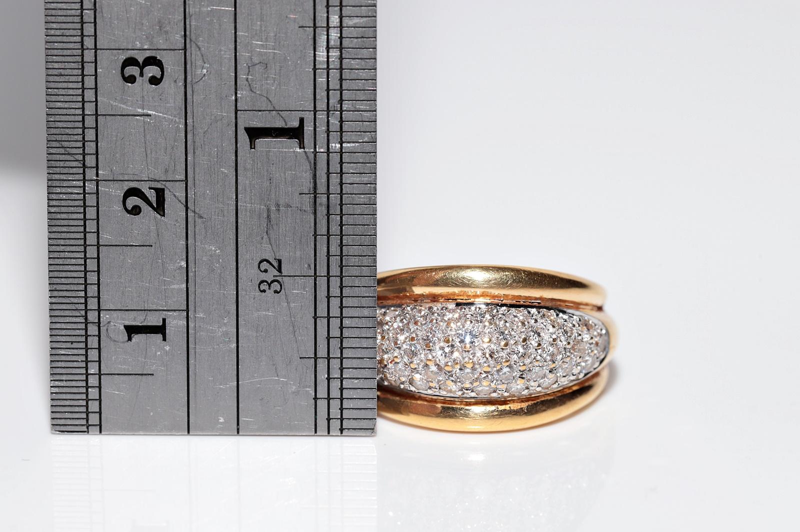 Anillo Vintage Circa 1980s Oro 18k Decorado con Diamantes Naturales en venta 4
