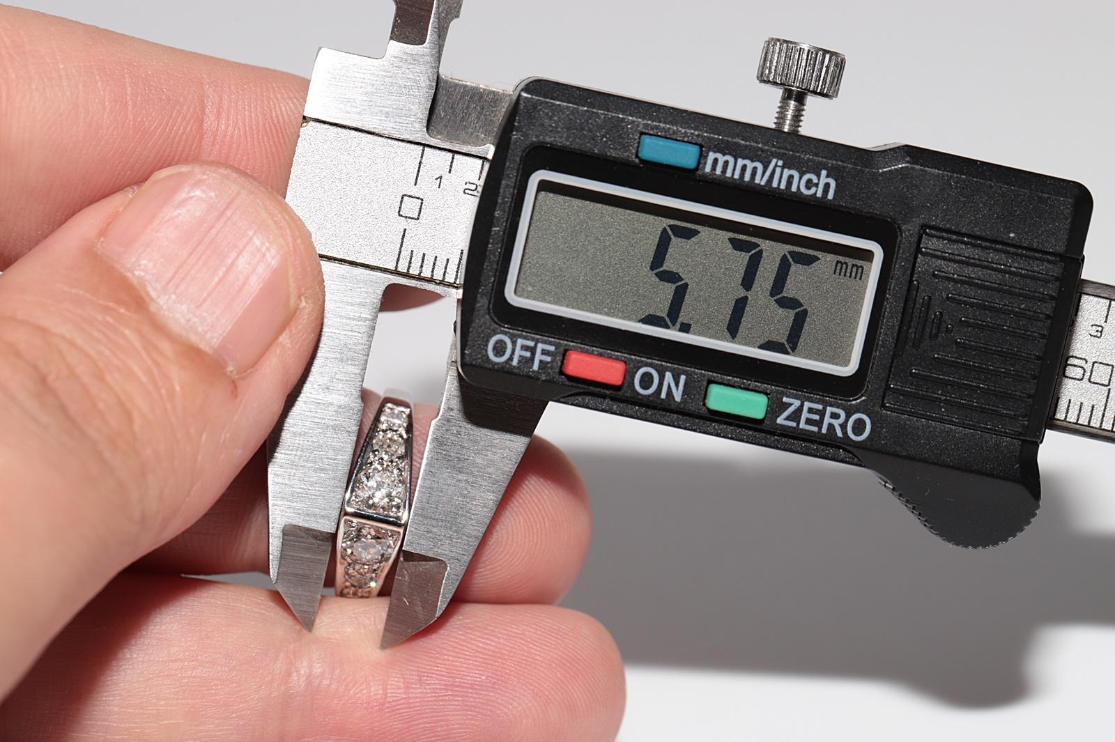 Anello a fascia decorato con diamanti naturali in oro 18 carati, CIRCA GLI ANNI 80 in vendita 5