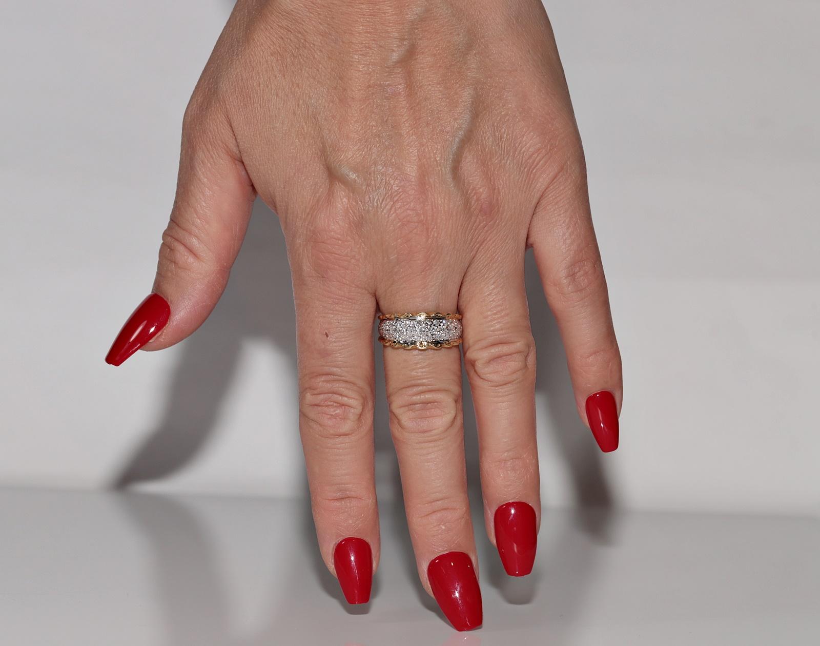 Anello a fascia decorato con diamanti naturali in oro 18 carati, CIRCA GLI ANNI 80 in vendita 5