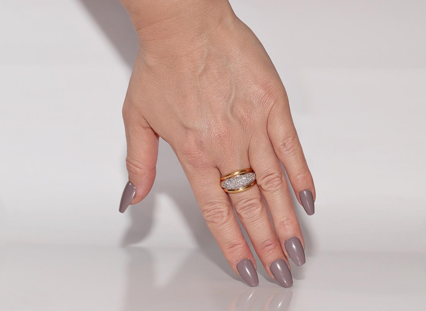 Anillo Vintage Circa 1980s Oro 18k Decorado con Diamantes Naturales en venta 6