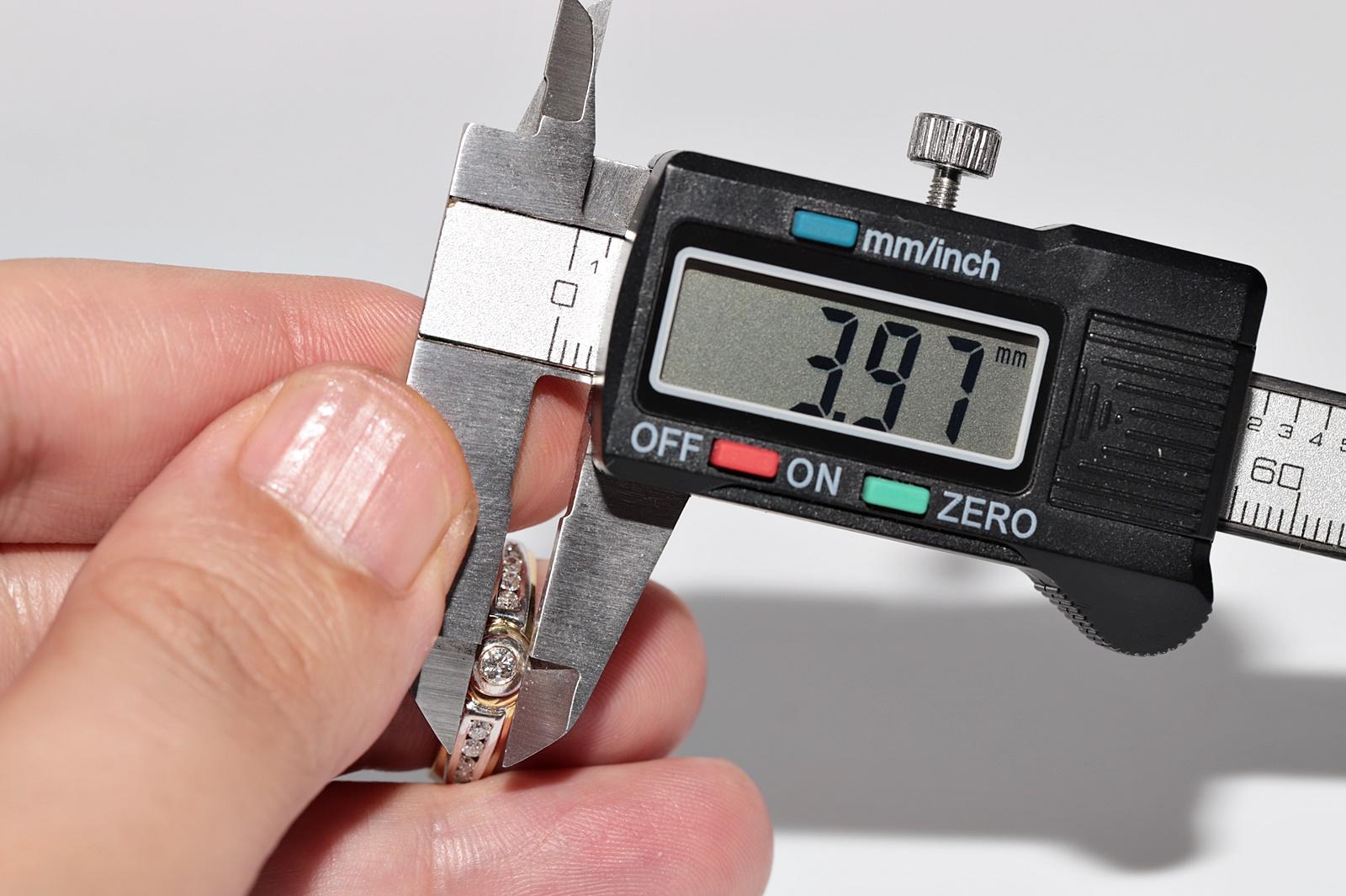 Anello a fascia decorato con diamanti naturali in oro 18 carati, CIRCA GLI ANNI 80 in vendita 6