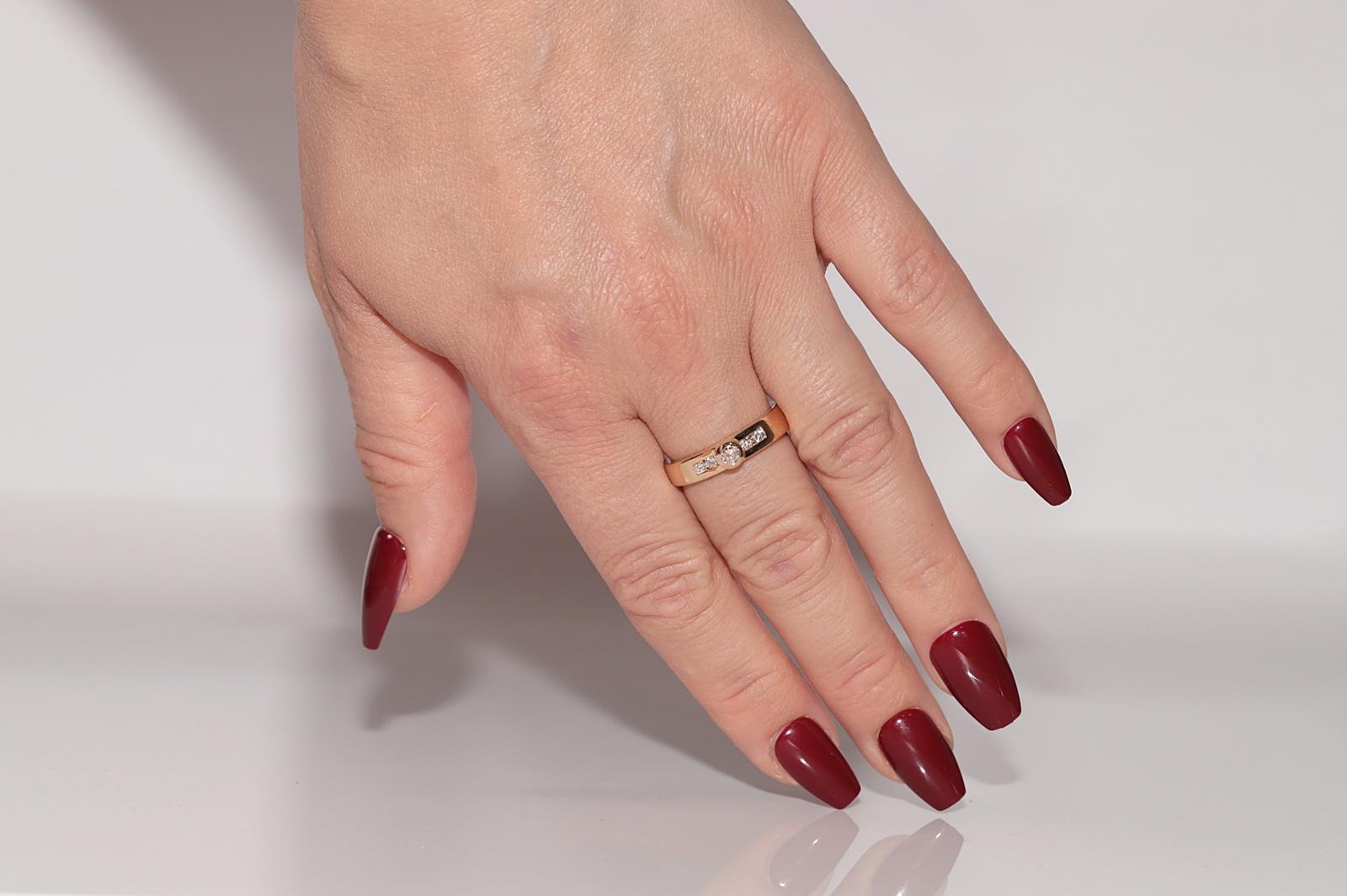 In ottime condizioni.
Peso totale 6,3 grammi.
Totalmente è un diamante da 0,35 ct.
Il diamante ha colore G-H e purezza vs.
La misura dell'anello è US 8
Possiamo realizzare qualsiasi dimensione.
La scatola non è inclusa.
Per qualsiasi domanda,