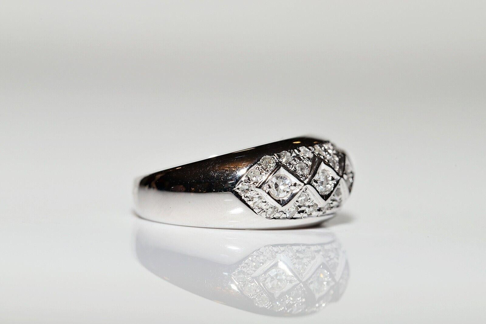 In ottime condizioni.
Il peso totale è di 8,3 grammi.
Il diamante è di circa 0,80 carati.
Il diamante ha colore G-H e vs-s1-s2.
La misura dell'anello è US 6.
Possiamo realizzare qualsiasi dimensione.
La scatola non è inclusa.
Per qualsiasi domanda,