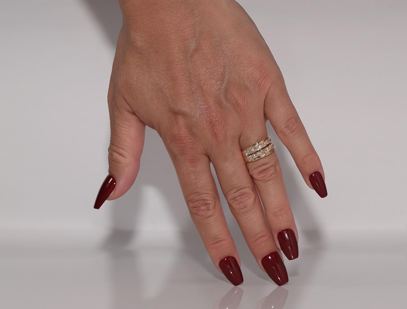 In ottime condizioni.
Il peso totale è di 6 grammi.
Totalmente è un diamante da 1 ct.
Il diamante ha colore G-H e purezza vvs1-vs1.
La misura dell'anello è US 5.5 
Possiamo realizzare qualsiasi dimensione.
La scatola non è inclusa.
Per qualsiasi