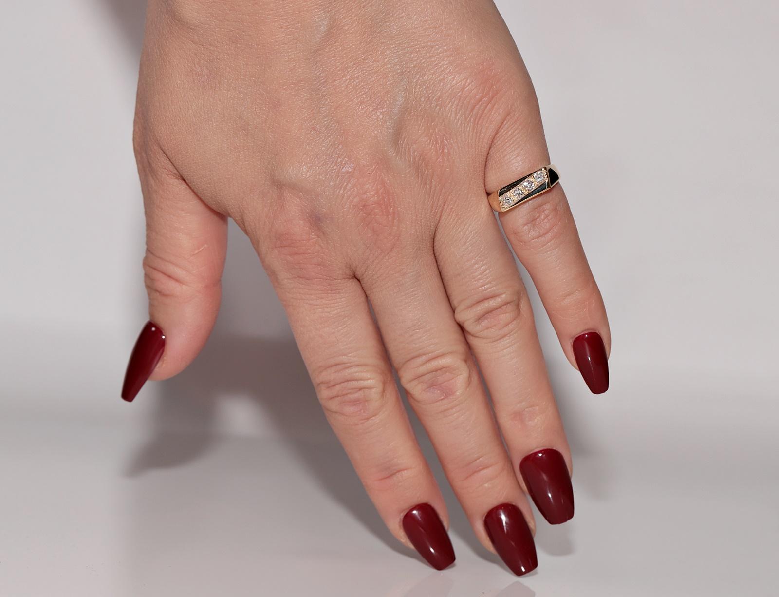 In ottime condizioni.
Il peso totale è di 6 grammi.
Totalmente è un diamante da 0,20 ct.
Il diamante ha un colore H e una purezza vs.
La misura dell'anello è US 4.5
Possiamo realizzare qualsiasi dimensione.
La scatola non è inclusa.
Per qualsiasi