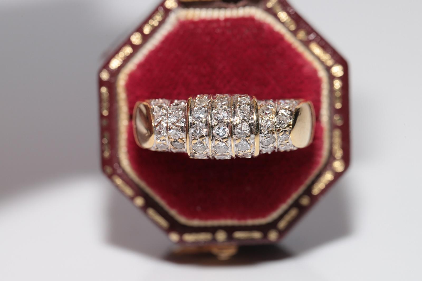 In ottime condizioni.
Il peso totale è di 6,1 grammi.
Totalmente è un diamante da 0,85 ct.
Il diamante ha un colore H+I e una purezza vs-s1.
La misura dell'anello è US 8
Possiamo realizzare qualsiasi dimensione.
La scatola non è inclusa.
Per