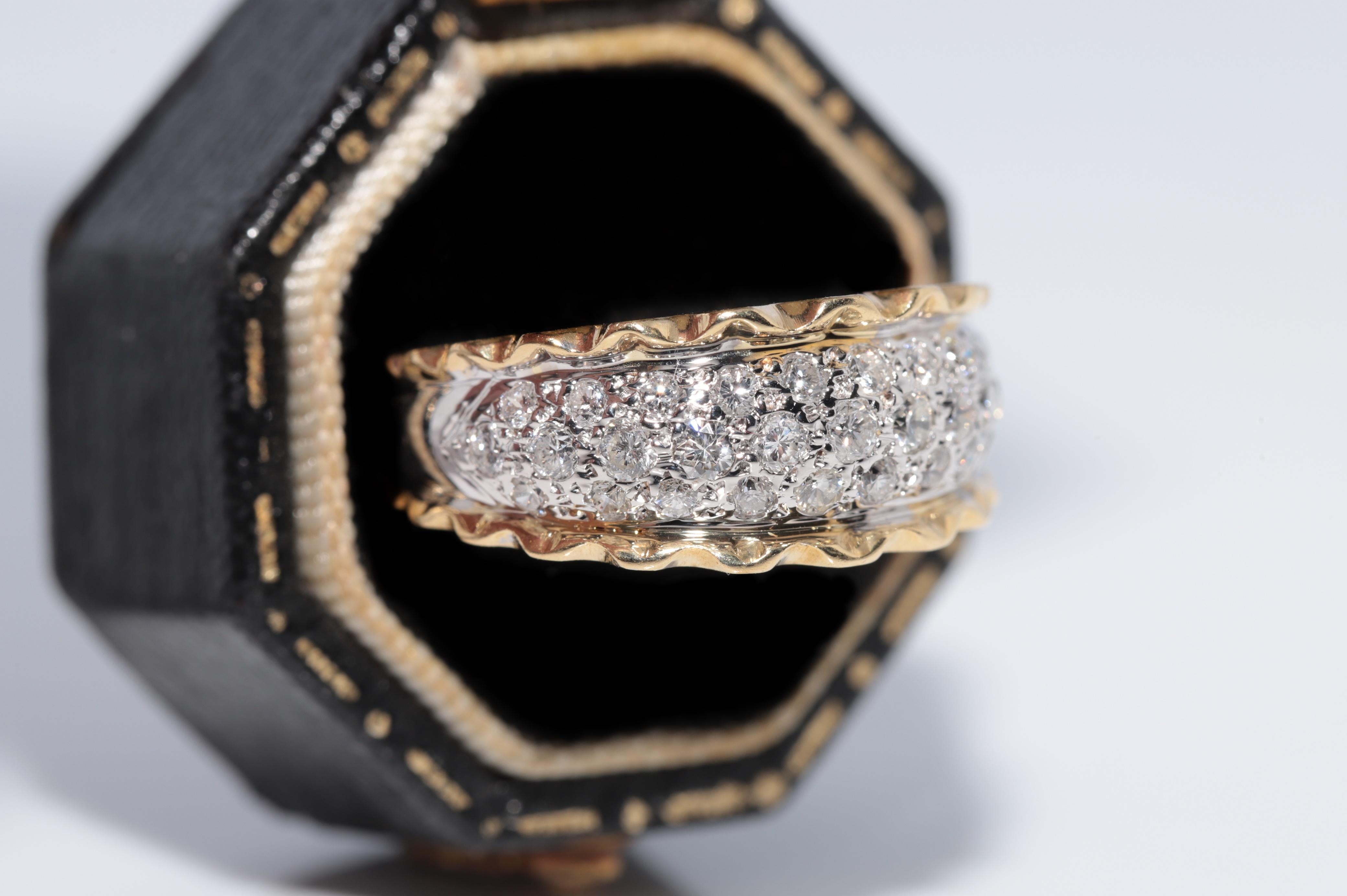 Artigiano Anello a fascia decorato con diamanti naturali in oro 18 carati, CIRCA GLI ANNI 80 in vendita