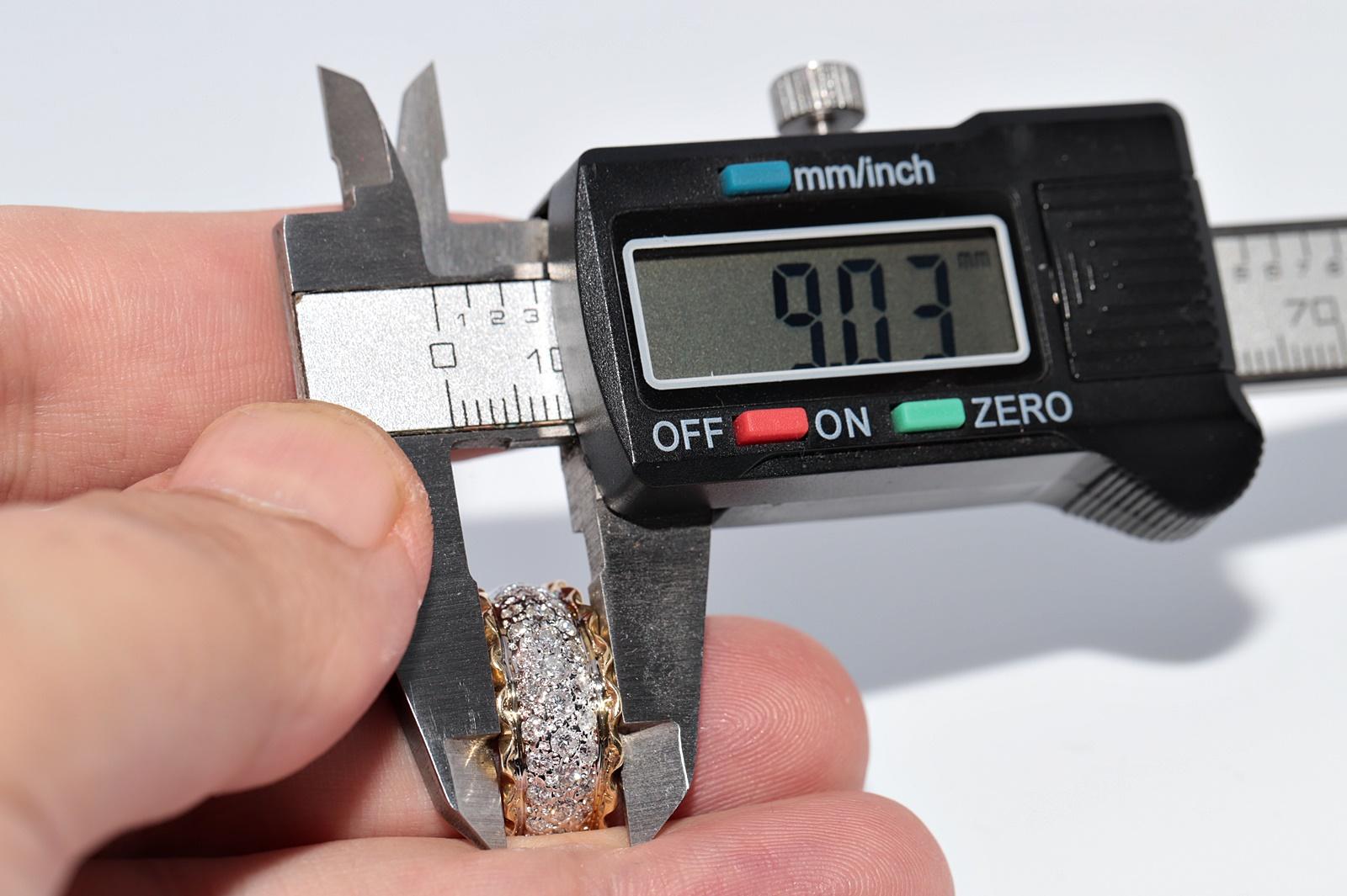 Anello a fascia decorato con diamanti naturali in oro 18 carati, CIRCA GLI ANNI 80 in vendita 2