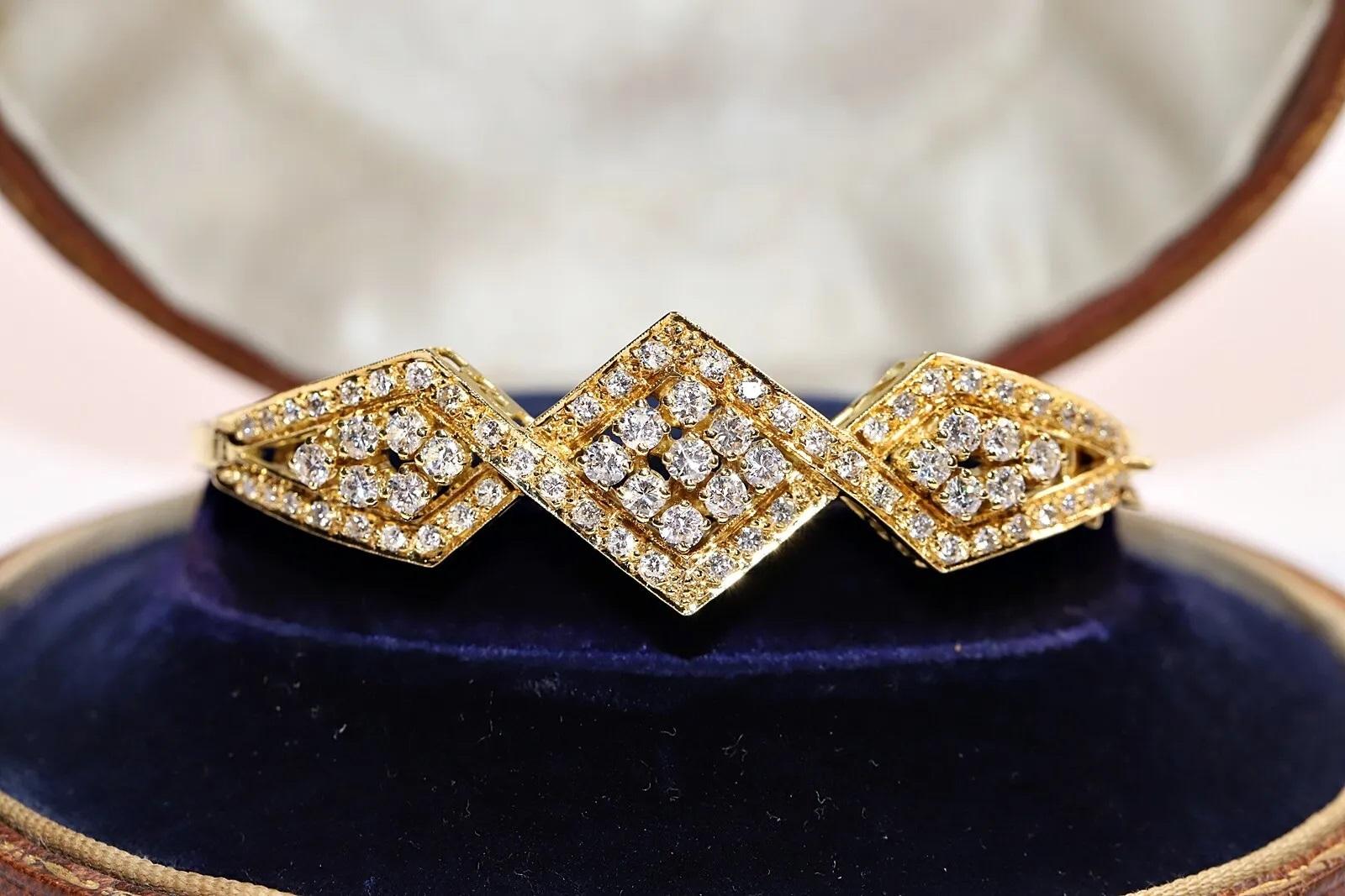 Vintage Circa 1980er Jahre 18k Gold Natürlicher Diamant Dekorierter Armreif Armband  (Brillantschliff) im Angebot