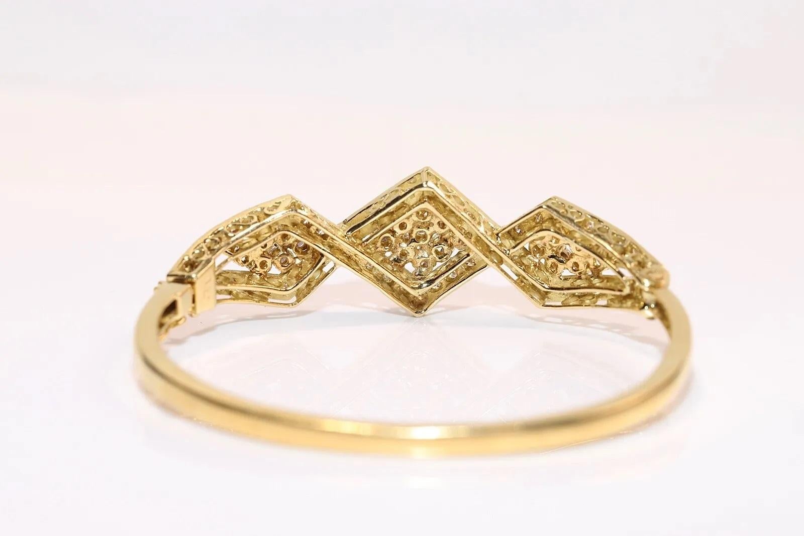 Vintage Circa 1980s 18k Gold Natural Diamond Decorated Bangle Bracelet  In Good Condition For Sale In Fatih/İstanbul, 34