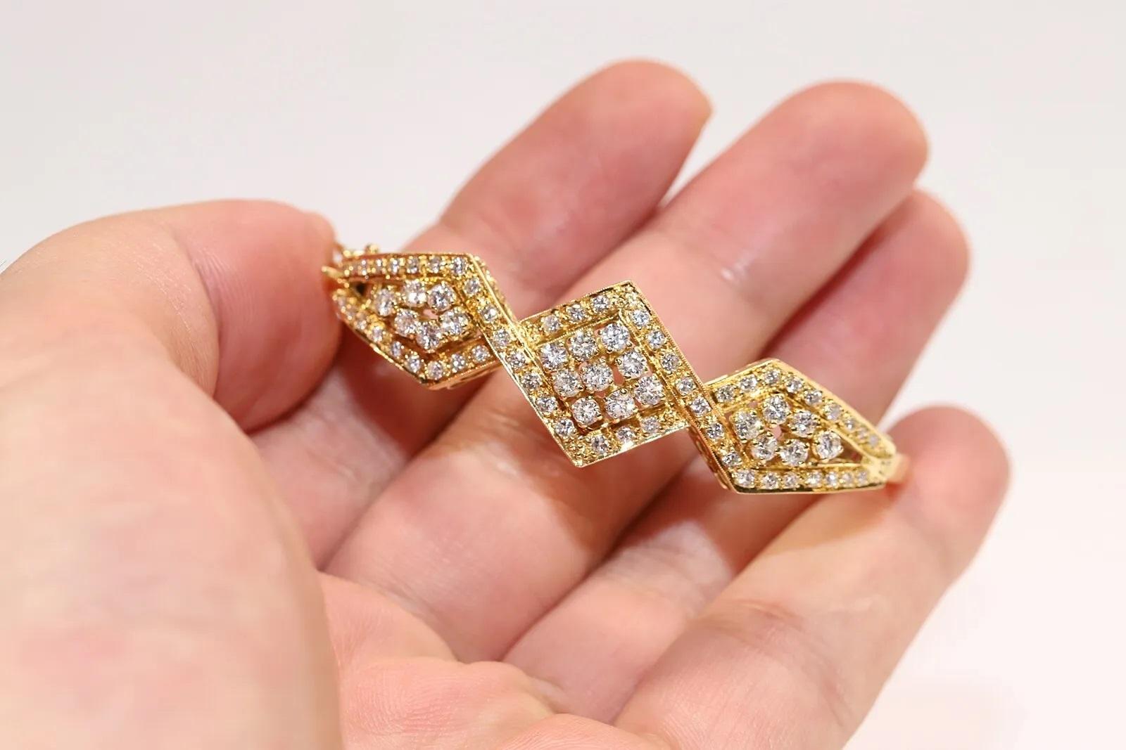 Vintage Circa 1980s 18k Gold Natural Diamond Decorated Bangle Bracelet  For Sale 3