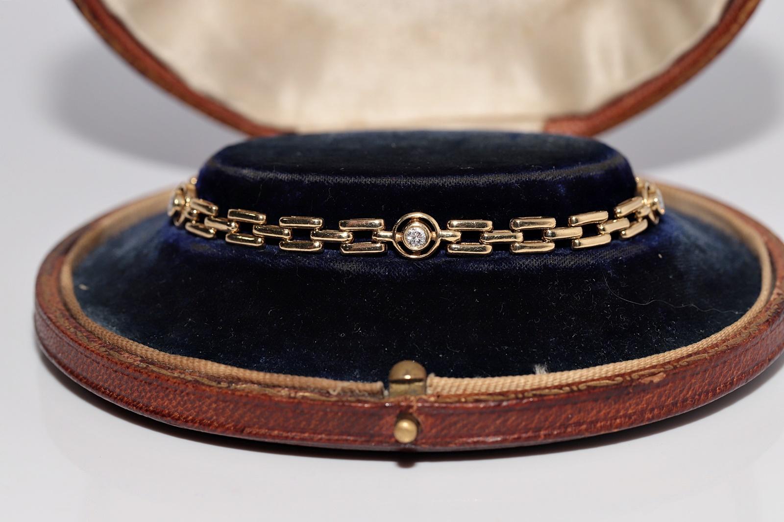 In ottime condizioni.
Il peso totale è di 12,1 grammi.
Totalmente è un diamante da 0,40 ct.
Il diamante ha un colore F-G e una purezza vvs-vs.
La lunghezza totale del bracciale è di 17.5 cm.
La scatola non è inclusa.
Per qualsiasi domanda,