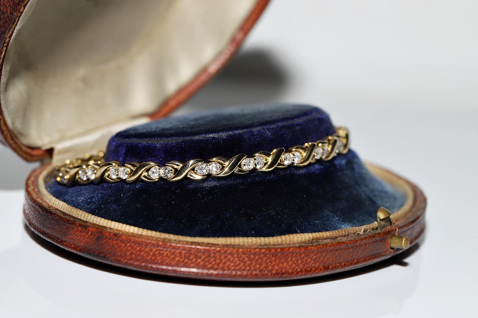 Vintage Circa 1980er Jahre 18k Gold Natürliches Diamant-Dekoriertes Vintage-Armband (Brillantschliff) im Angebot