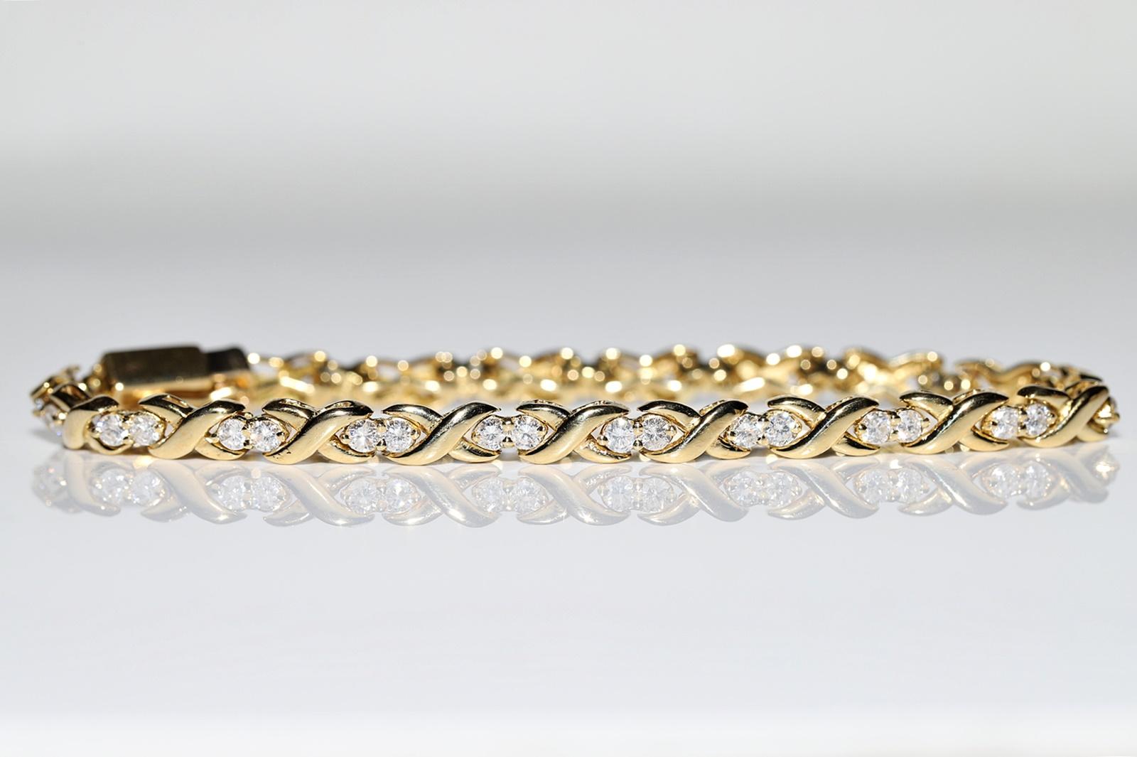 Vintage Circa 1980s 18k Gold Natural Diamond Decorated Bracelet  In Good Condition For Sale In Fatih/İstanbul, 34