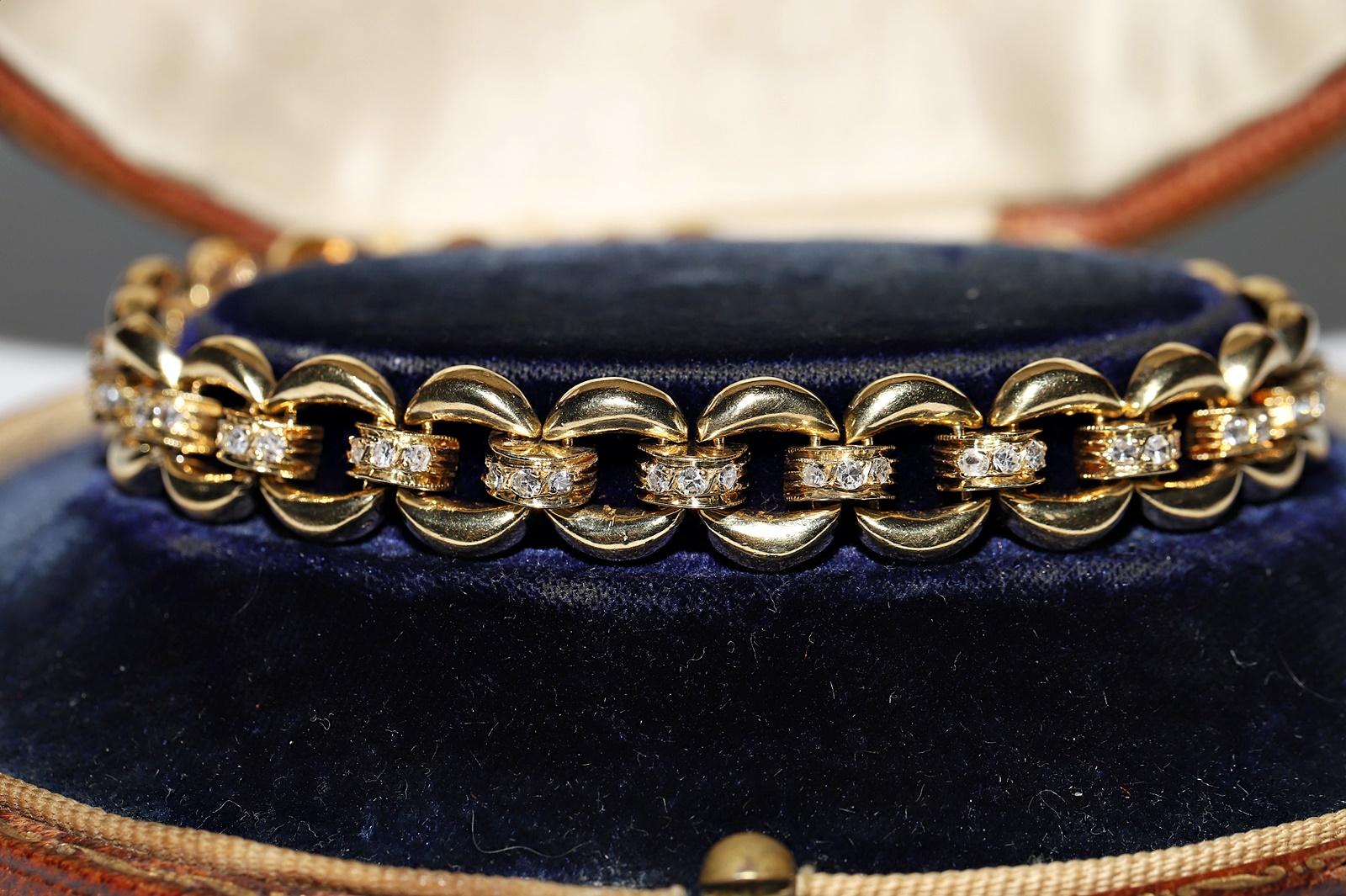Vintage Circa 1980s 18k Gold Natural Diamond Decorated Bracelet In Good Condition For Sale In Fatih/İstanbul, 34