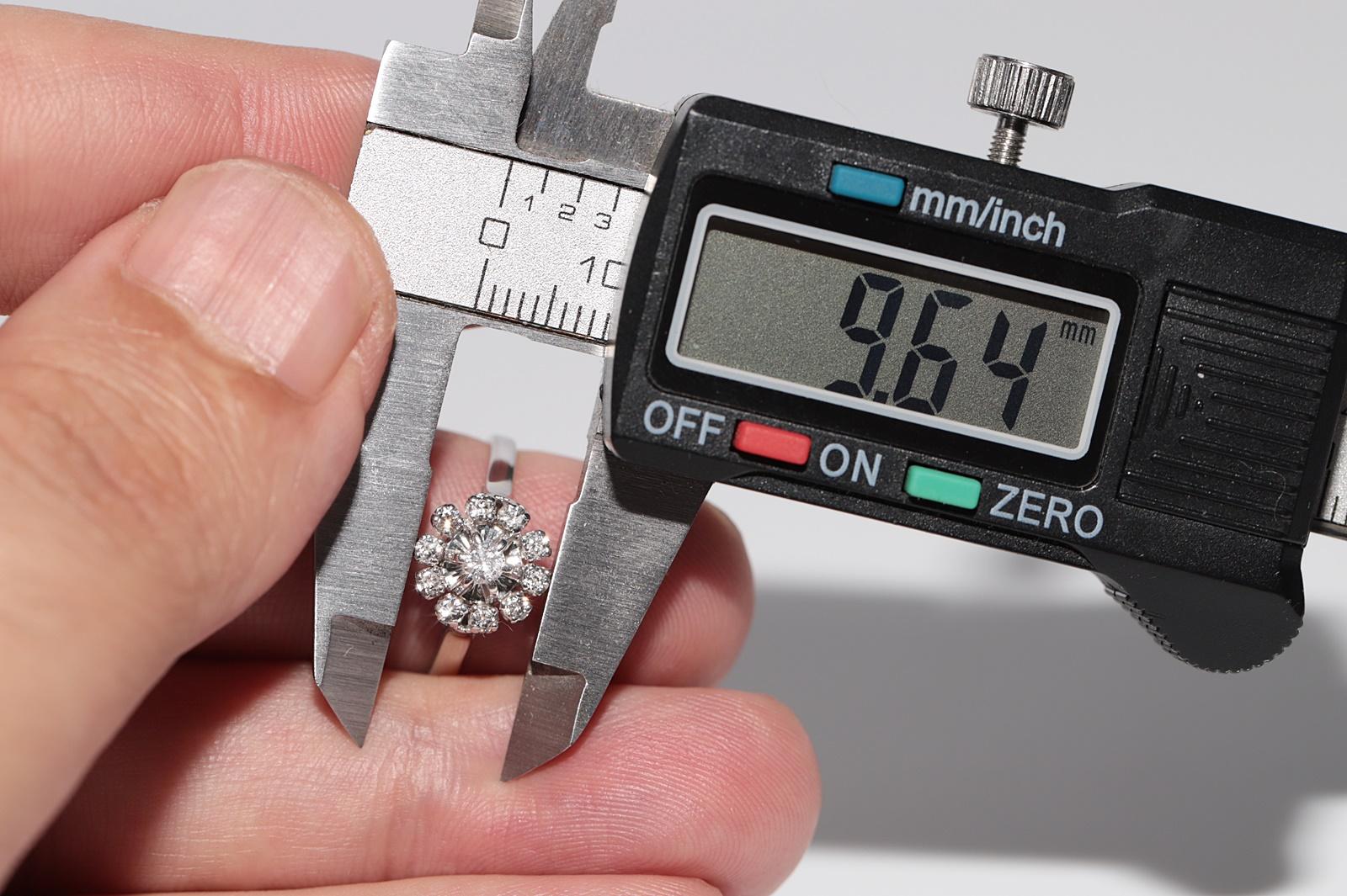 Anello da cocktail decorato con diamanti naturali in oro 18k CIRCA 1980 in vendita 10