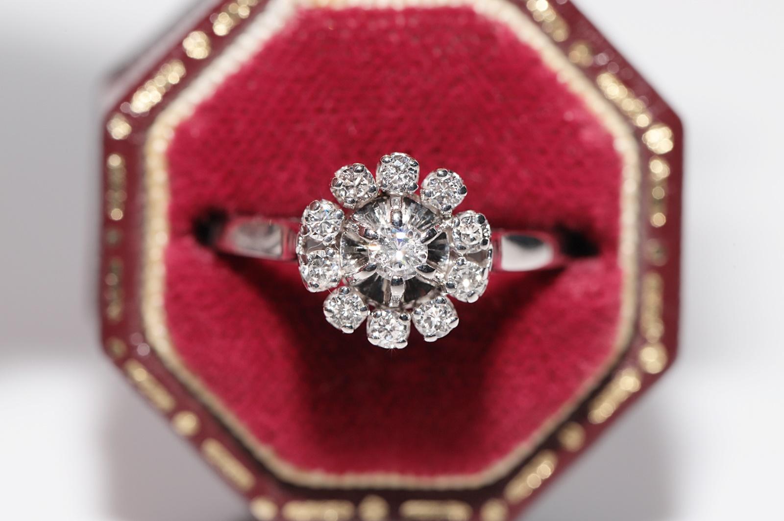 In ottime condizioni.
Il peso totale è di 2.5 grammi.
Totalmente è un diamante da 0,35 ct.
Il diamante ha colore G-H e purezza vs.
La misura dell'anello è US 6
Possiamo realizzare qualsiasi dimensione.
La scatola non è inclusa.
Per qualsiasi