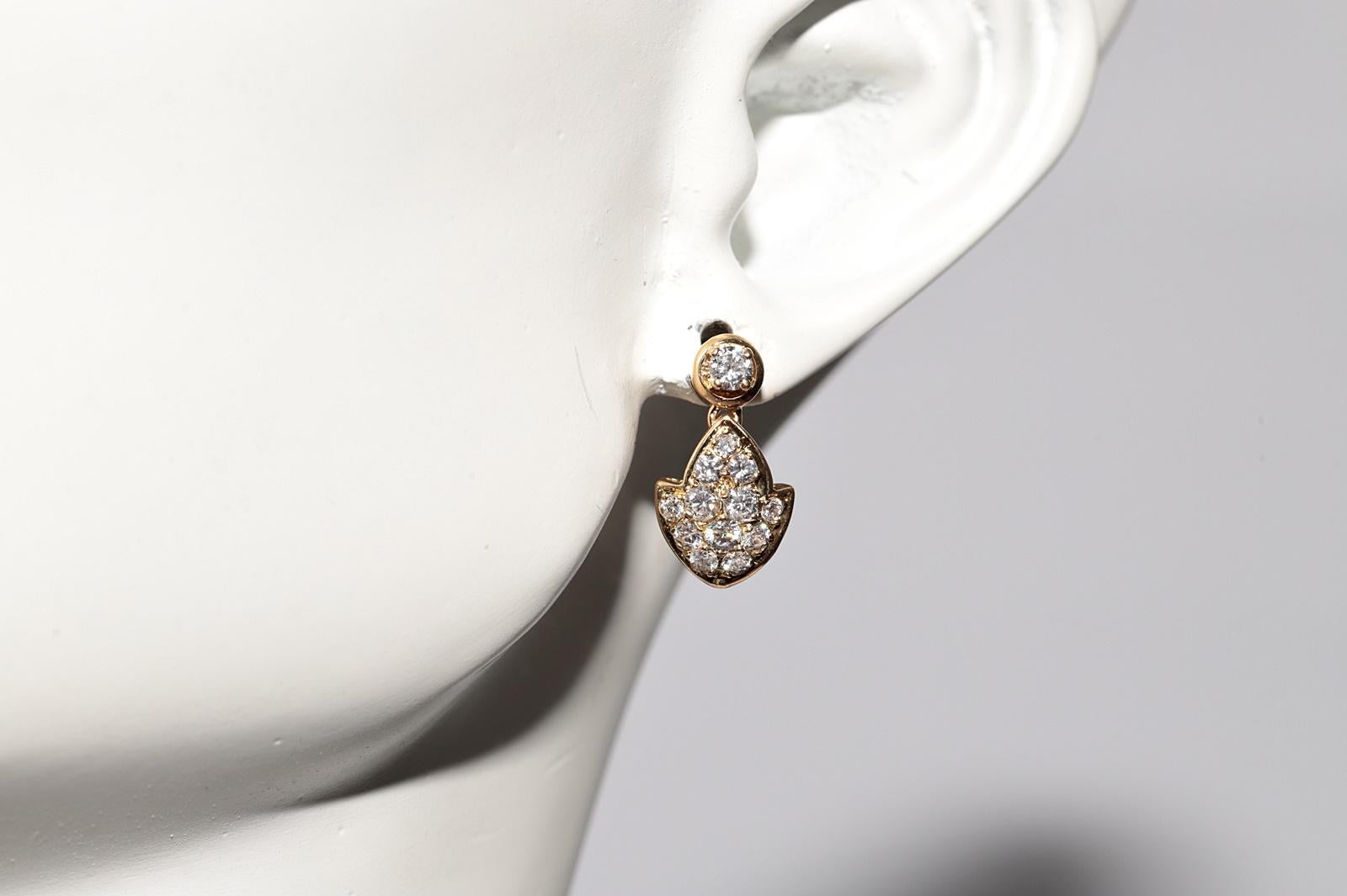 Vintage Circa 1980er Jahre 18k Gold Natürlicher Diamant Dekorierter Tropfenohrring im Angebot 5