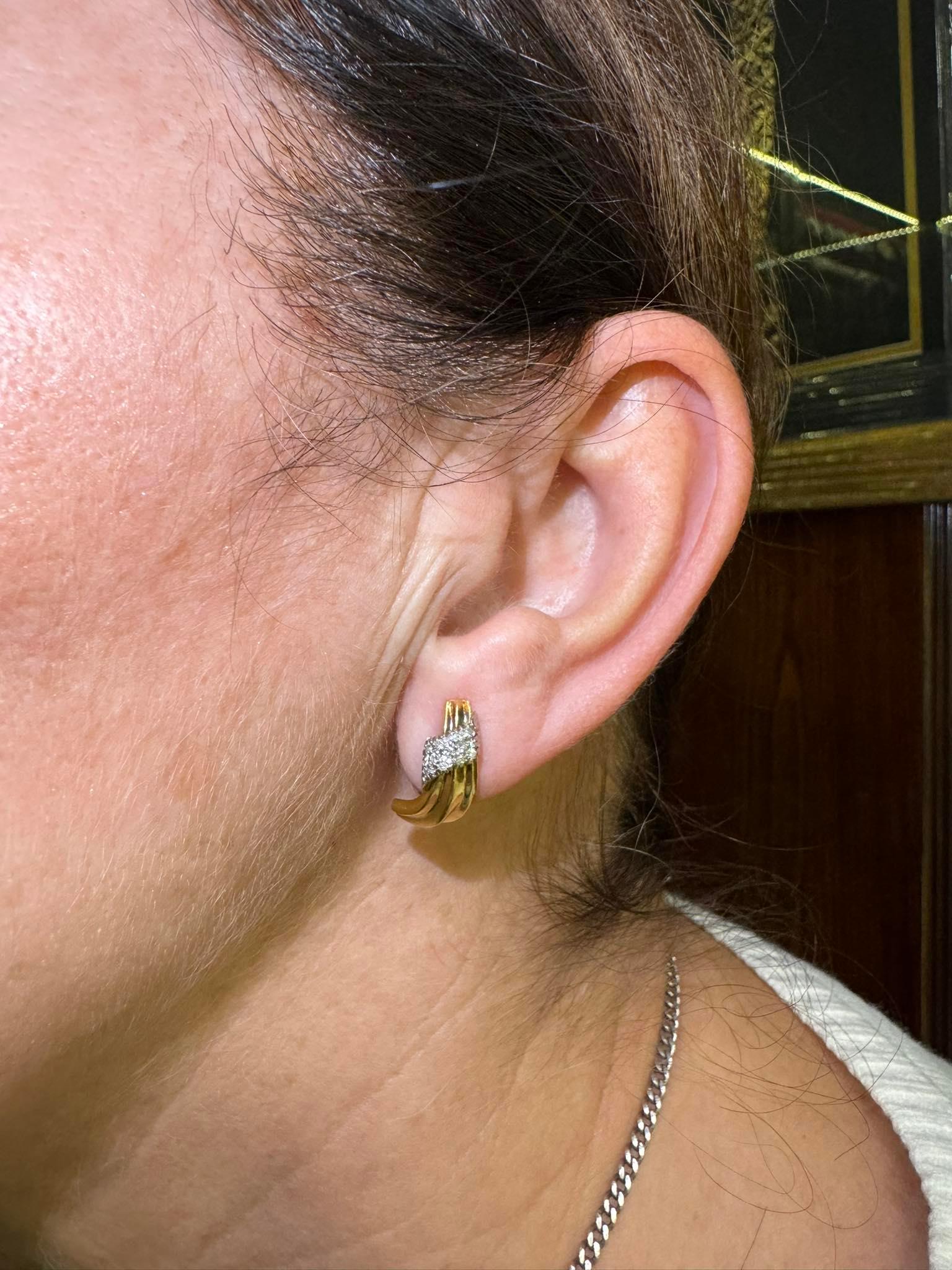 Vintage Circa 1980 Boucles d'oreilles en or 18k ornées de diamants naturels en vente 8
