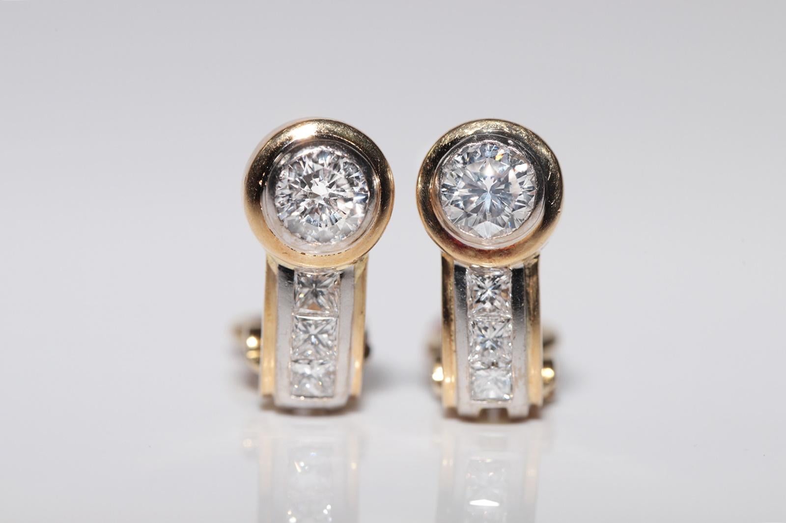 In sehr gutem Zustand.
Das Gesamtgewicht beträgt 8,1 Gramm.
Insgesamt ist der Diamant im Brillantschliff etwa 1,10 ct.
Insgesamt ist der Diamant im Prinzessinnenschliff 0,50 ct.
Der Diamant hat die Farbe F und die Reinheit V.
Die Box ist nicht
