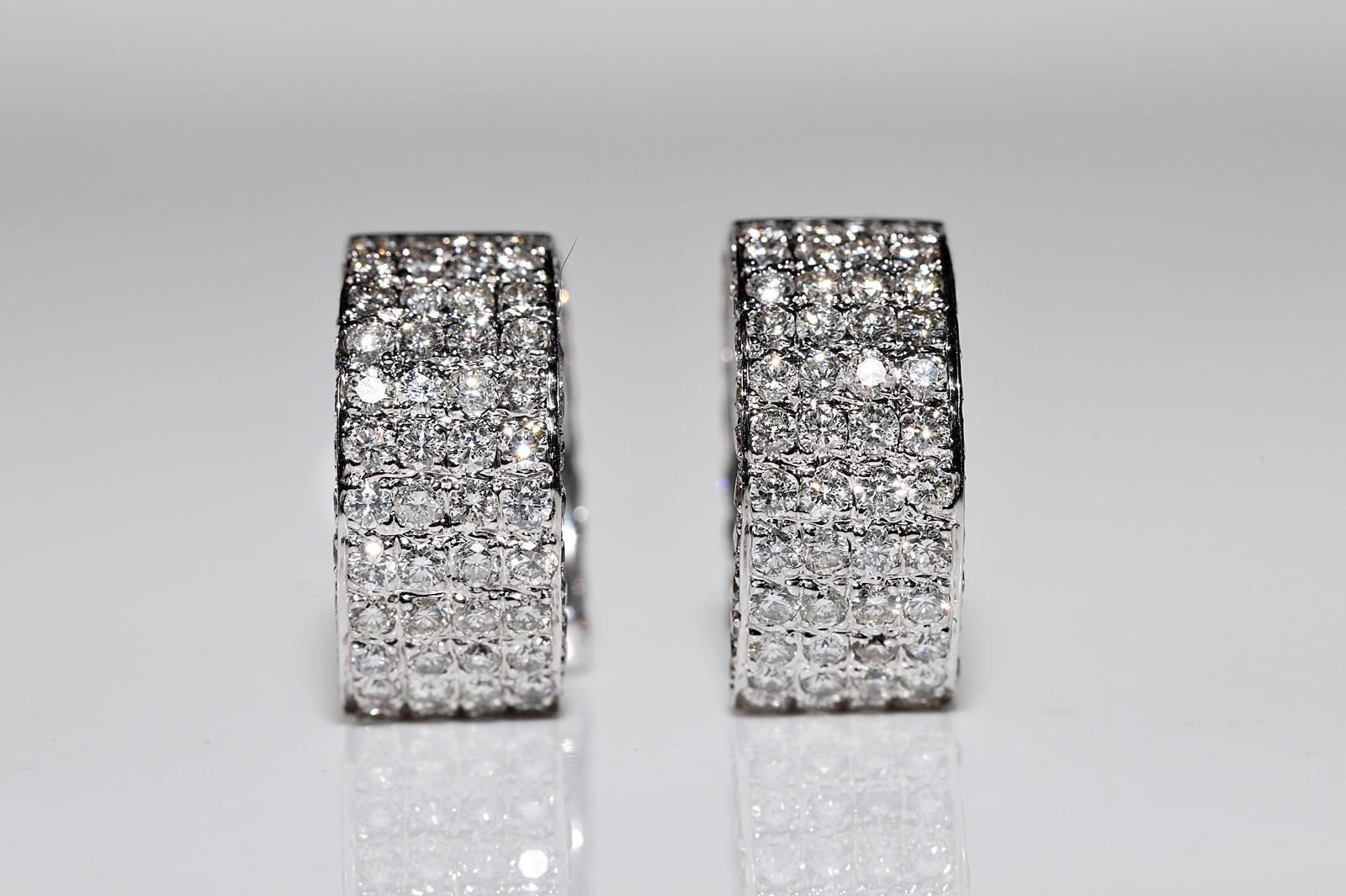 In sehr gutem Zustand.
Das Gesamtgewicht beträgt 12,8 Gramm.
Insgesamt ist der Diamant 3.33 ct.
Der Diamant hat  F-G Farbe und vvs-vs Klarheit.
Säure getestet, um 18k echtes Gold zu sein.
Bitte kontaktieren Sie uns bei Fragen.