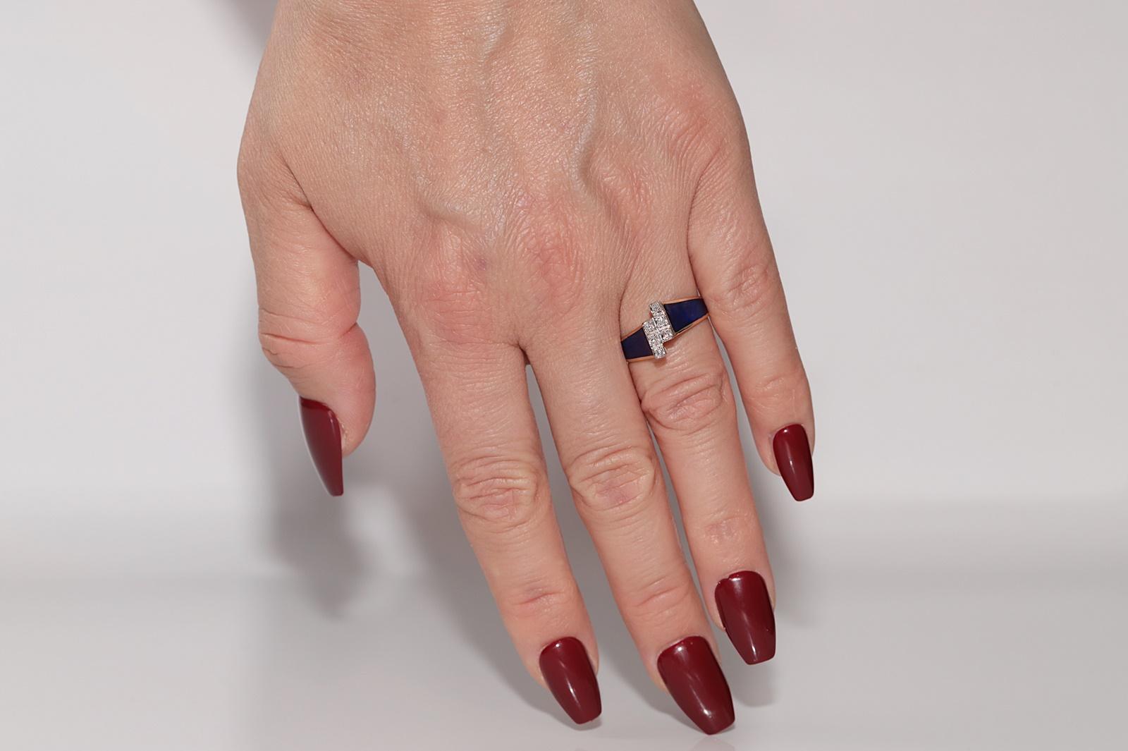 Anillo Vintage Circa 1980s Oro 18k Decorado con Diamantes Naturales y Esmalte en venta 7