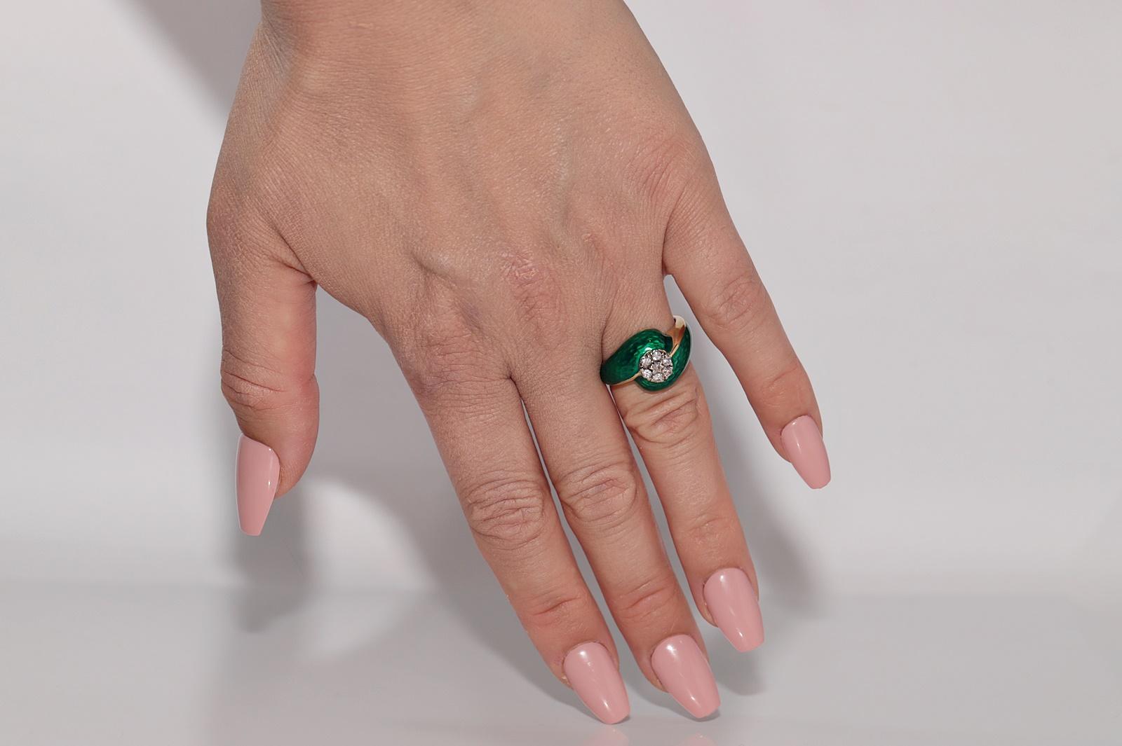 Vintage Circa 1980er Jahre 18k Gold Natürlicher Diamant Dekorierter Emaille-Ring im Angebot 9