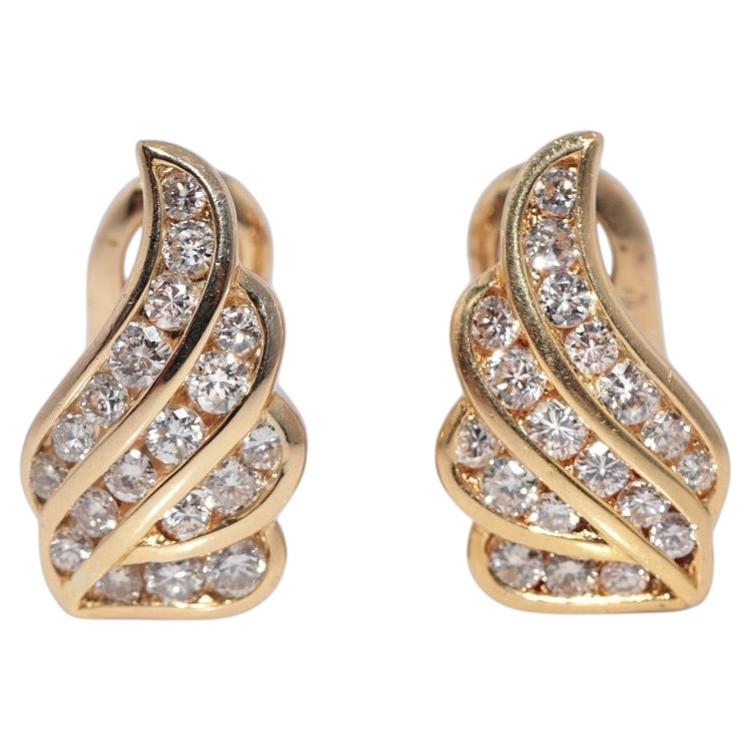 Orecchino vintage degli anni ’80 in oro 18 carati con motivo floreale decorato con diamanti naturali