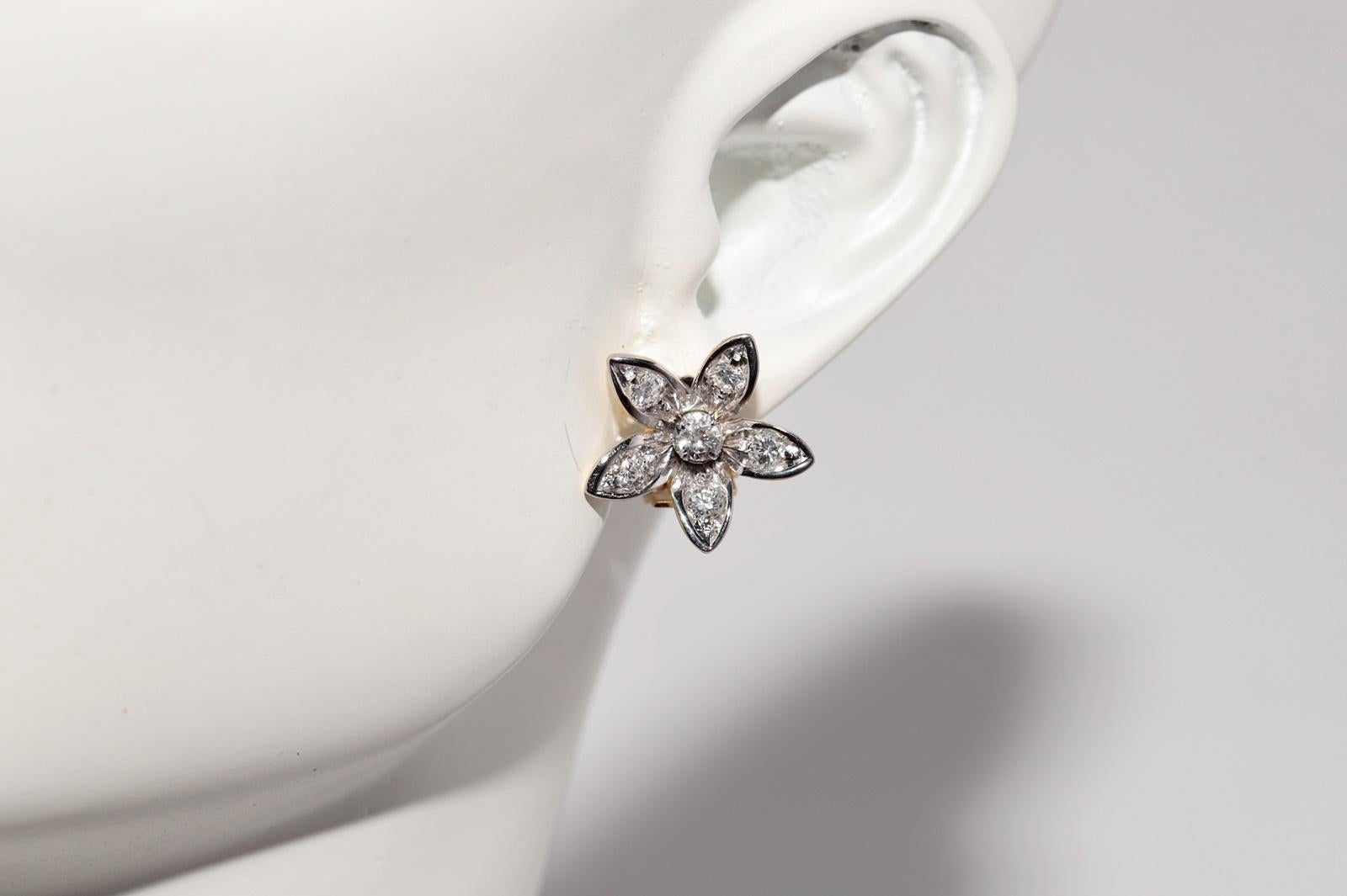 Vintage Circa 1980er Jahre Ohrring aus 18 Karat Gold mit natürlichen Diamanten und verzierten Blumen im Angebot 4