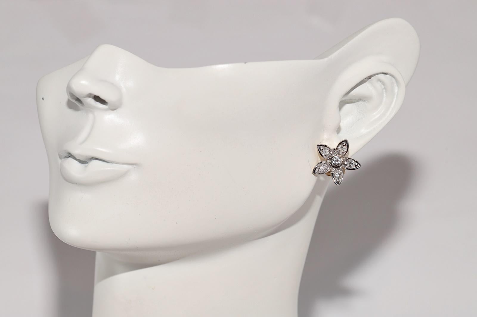 Vintage Circa 1980er Jahre Ohrring aus 18 Karat Gold mit natürlichen Diamanten und verzierten Blumen im Angebot 5