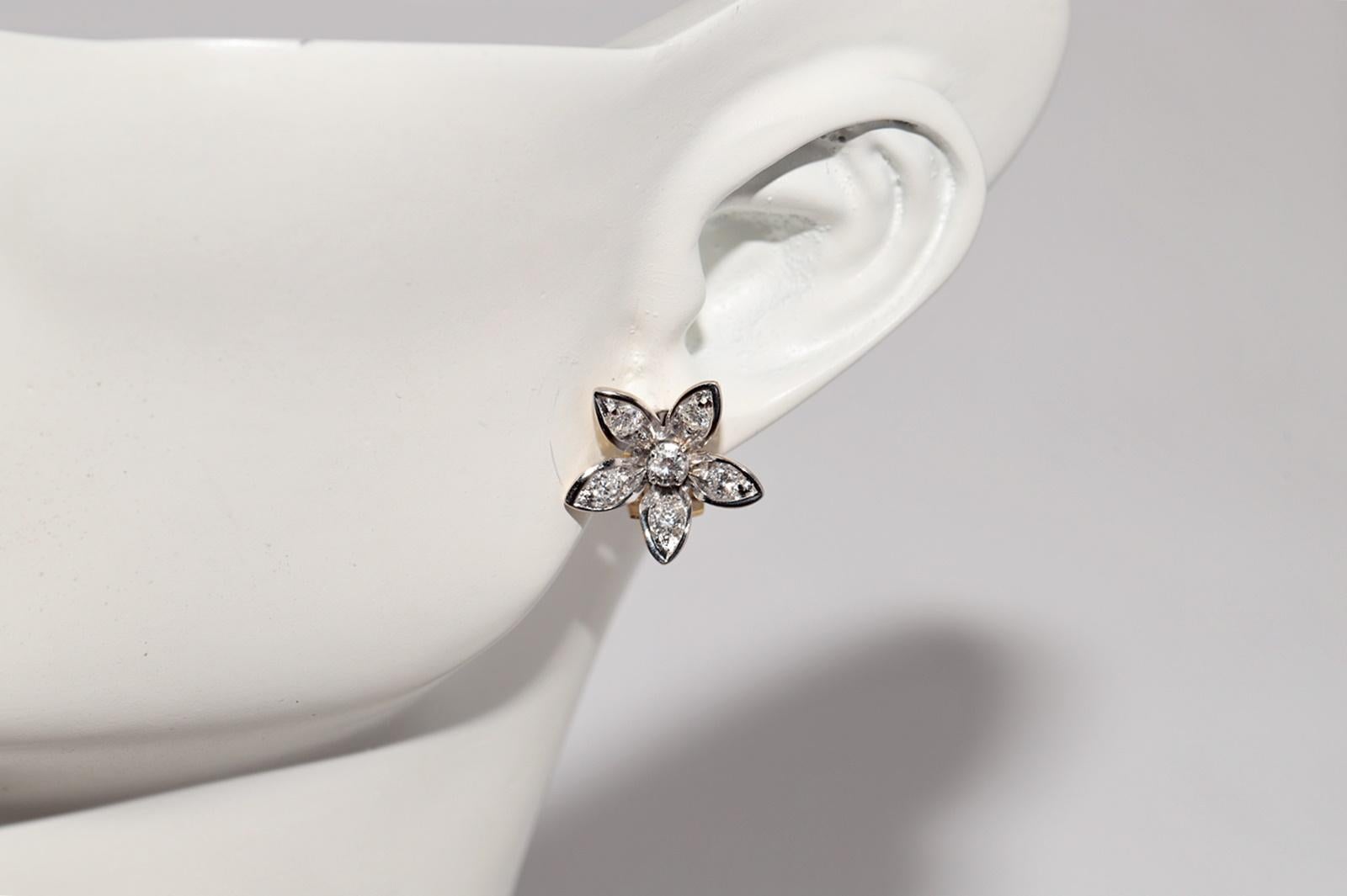 Vintage Circa 1980er Jahre Ohrring aus 18 Karat Gold mit natürlichen Diamanten und verzierten Blumen im Angebot 6