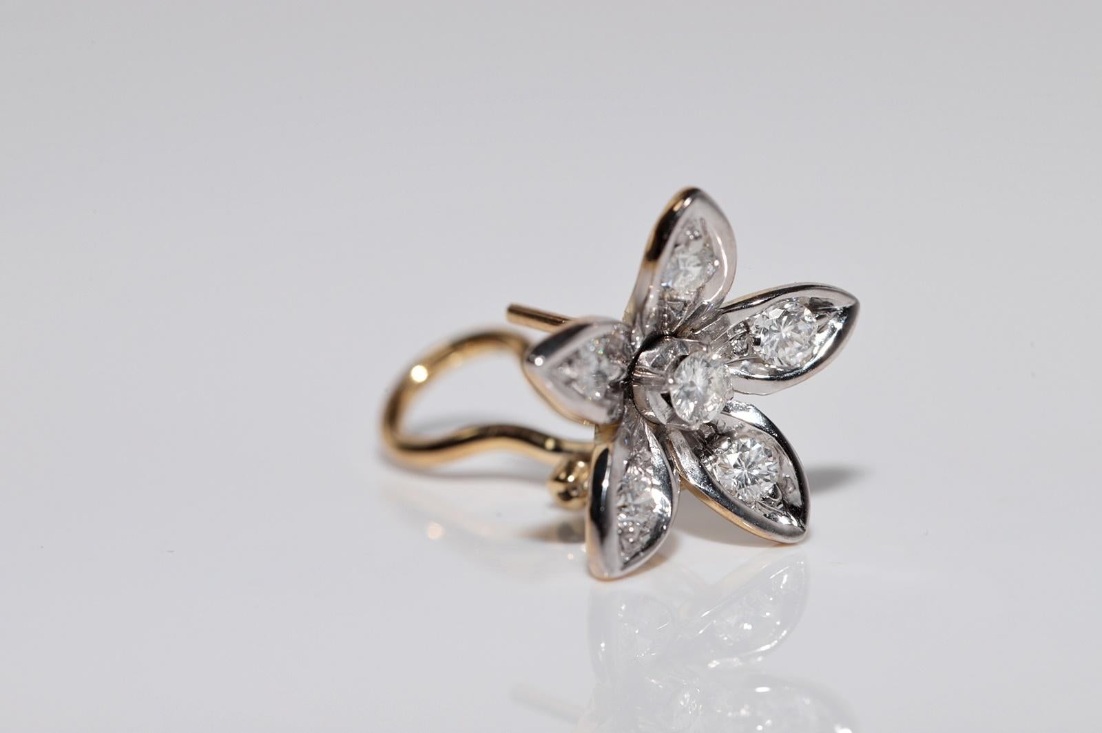 Vintage Circa 1980er Jahre Ohrring aus 18 Karat Gold mit natürlichen Diamanten und verzierten Blumen im Angebot 7