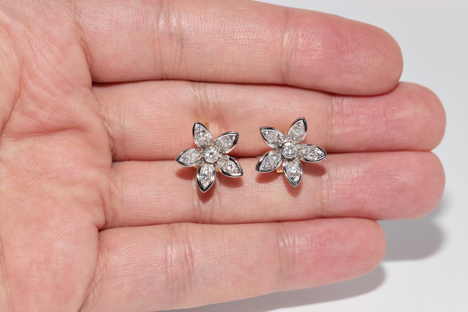 Vintage Circa 1980er Jahre Ohrring aus 18 Karat Gold mit natürlichen Diamanten und verzierten Blumen (Retro) im Angebot