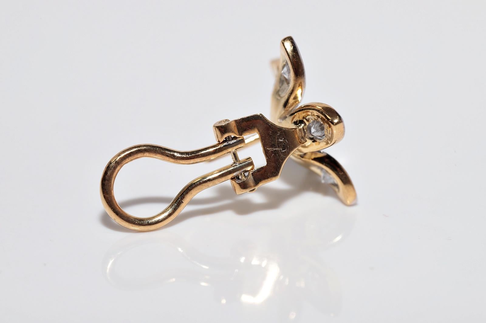 Vintage Circa 1980er Jahre Ohrring aus 18 Karat Gold mit natürlichen Diamanten und verzierten Blumen (Brillantschliff) im Angebot