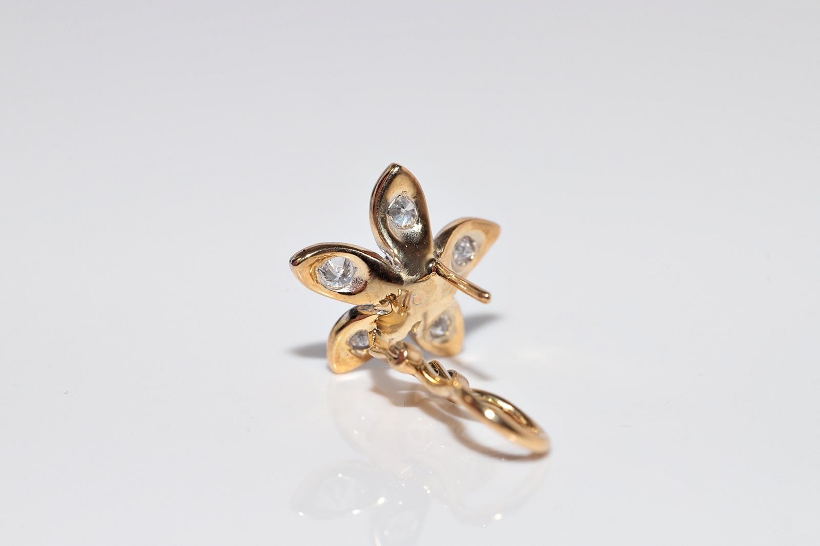 Vintage Circa 1980er Jahre Ohrring aus 18 Karat Gold mit natürlichen Diamanten und verzierten Blumen im Angebot 1
