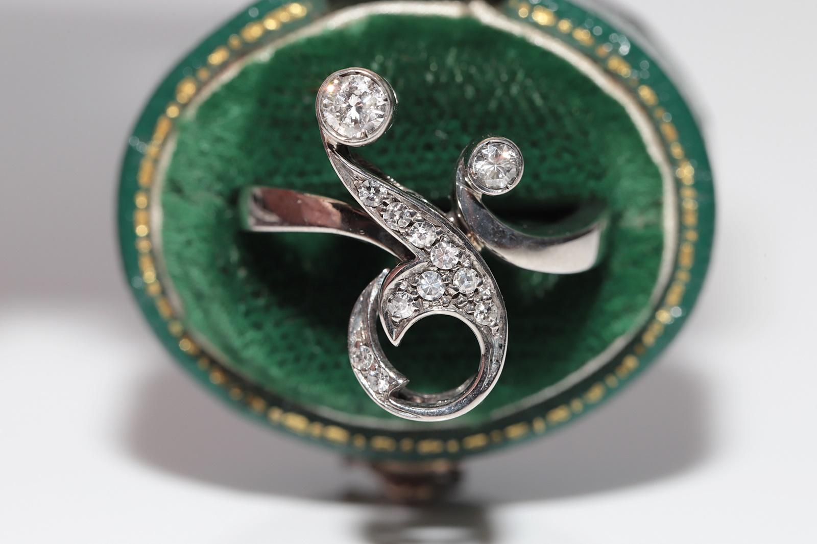 In ottime condizioni.
Il peso totale è di 5,3 grammi.
Totalmente è un diamante da 0,40 ct.
Il diamante ha colore G-H e purezza vvs-vs.
La misura dell'anello è US 7
Possiamo realizzare qualsiasi dimensione.
La scatola non è inclusa.
Per qualsiasi