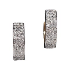 Vintage Circa 1980 Boucles d
oreilles en or 18k ornées de diamants naturels